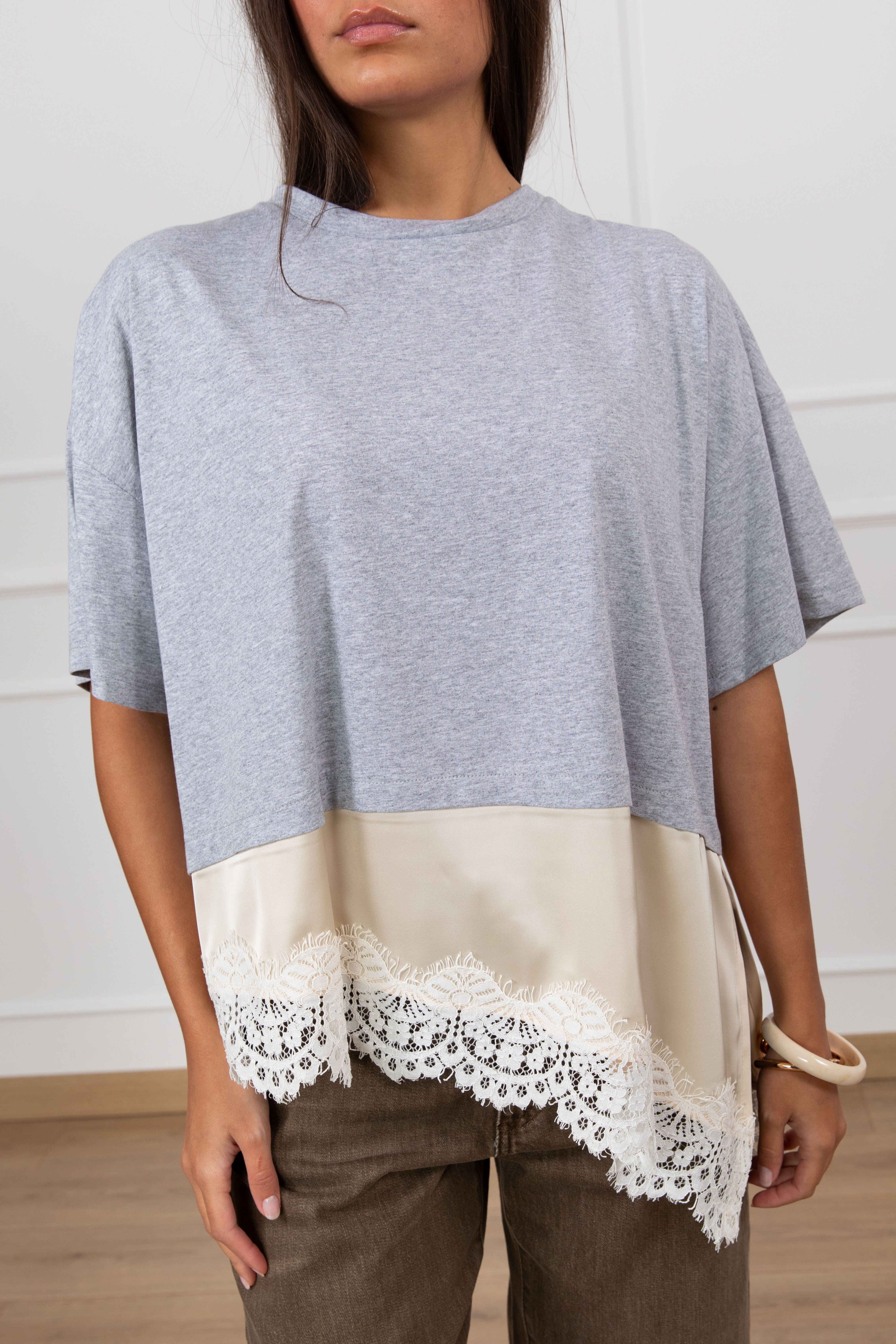 T-shirt cropped con fondo lingerie Dixie