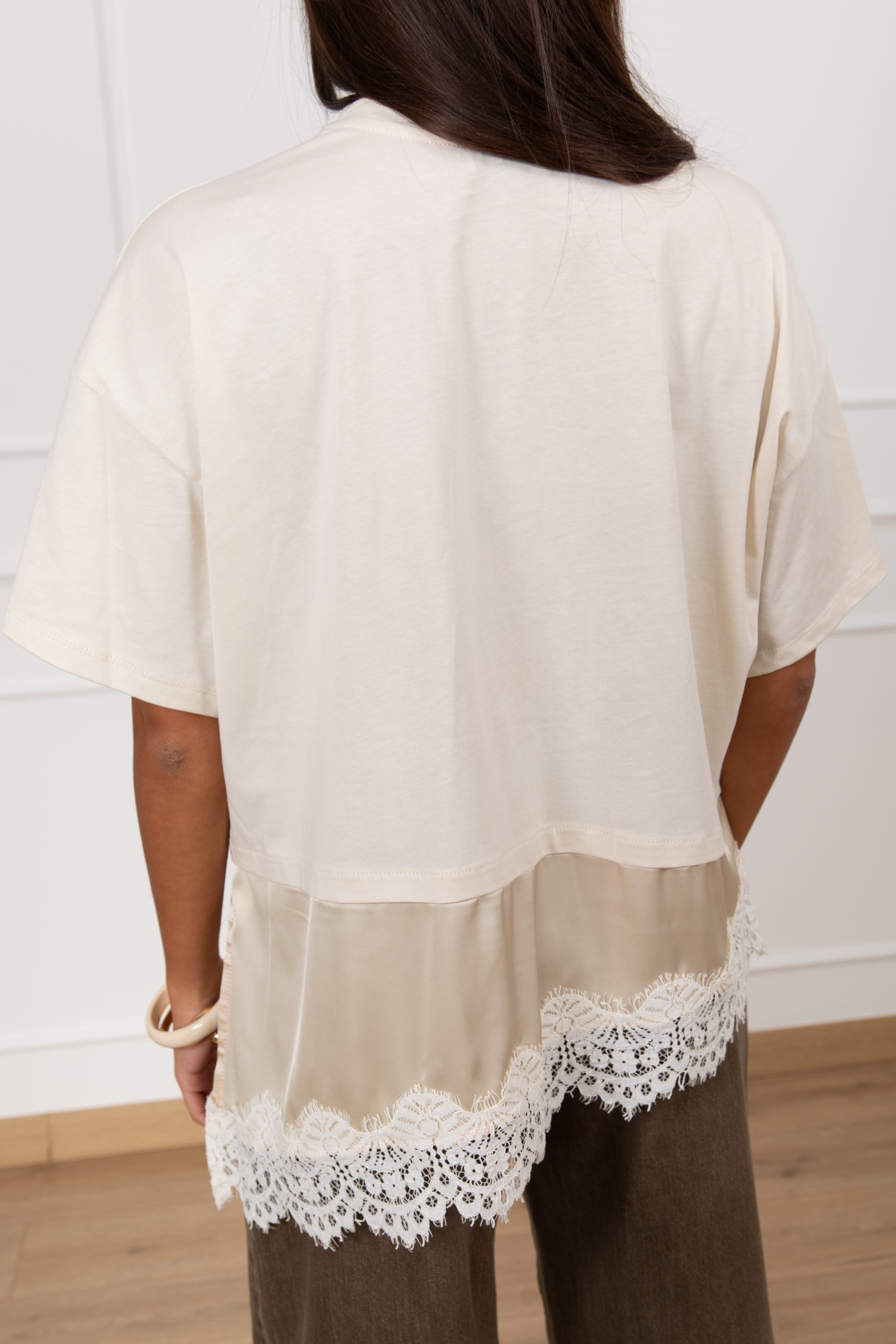 T-shirt cropped con fondo lingerie Dixie
