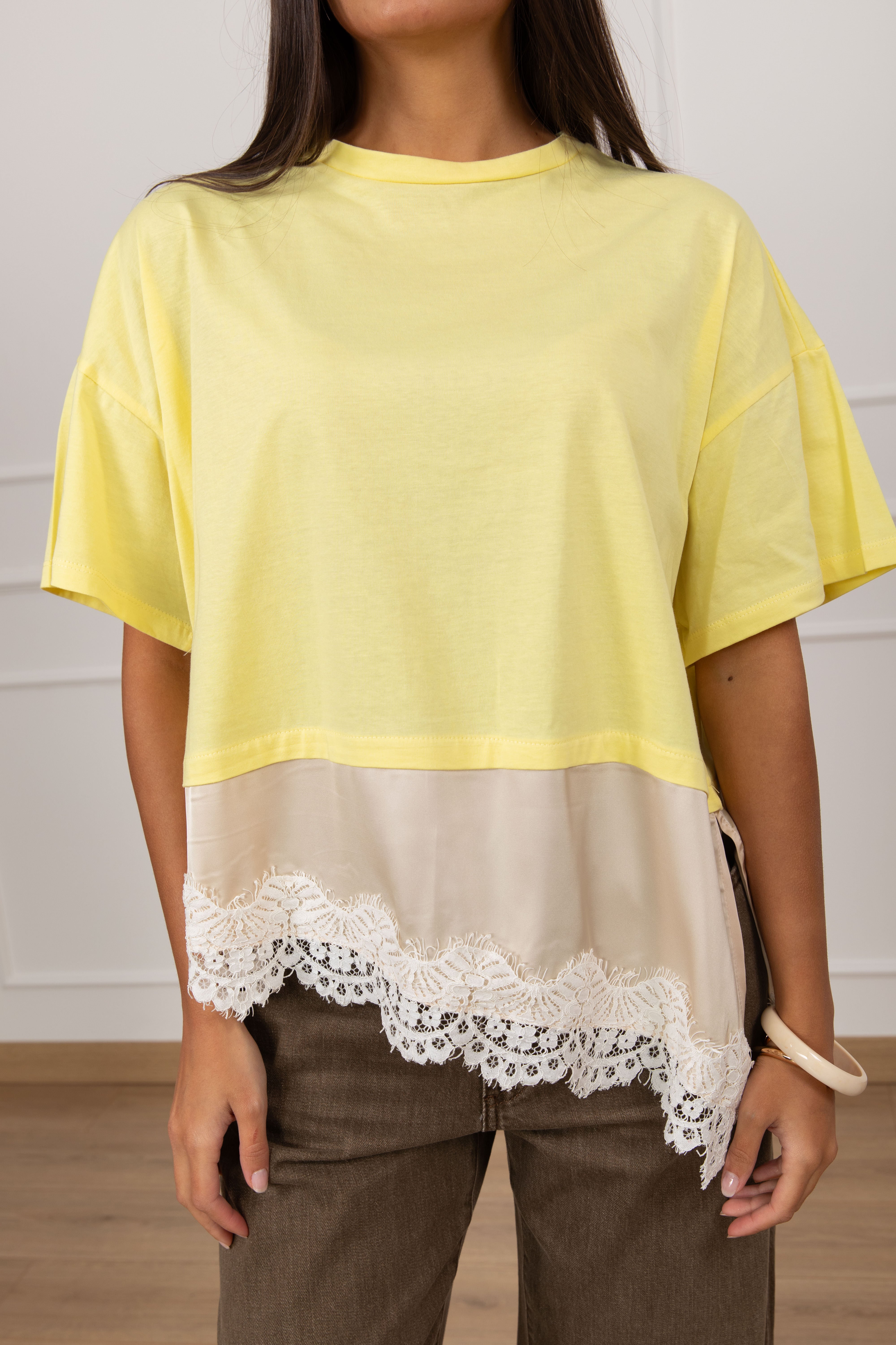 T-shirt cropped con fondo lingerie Dixie