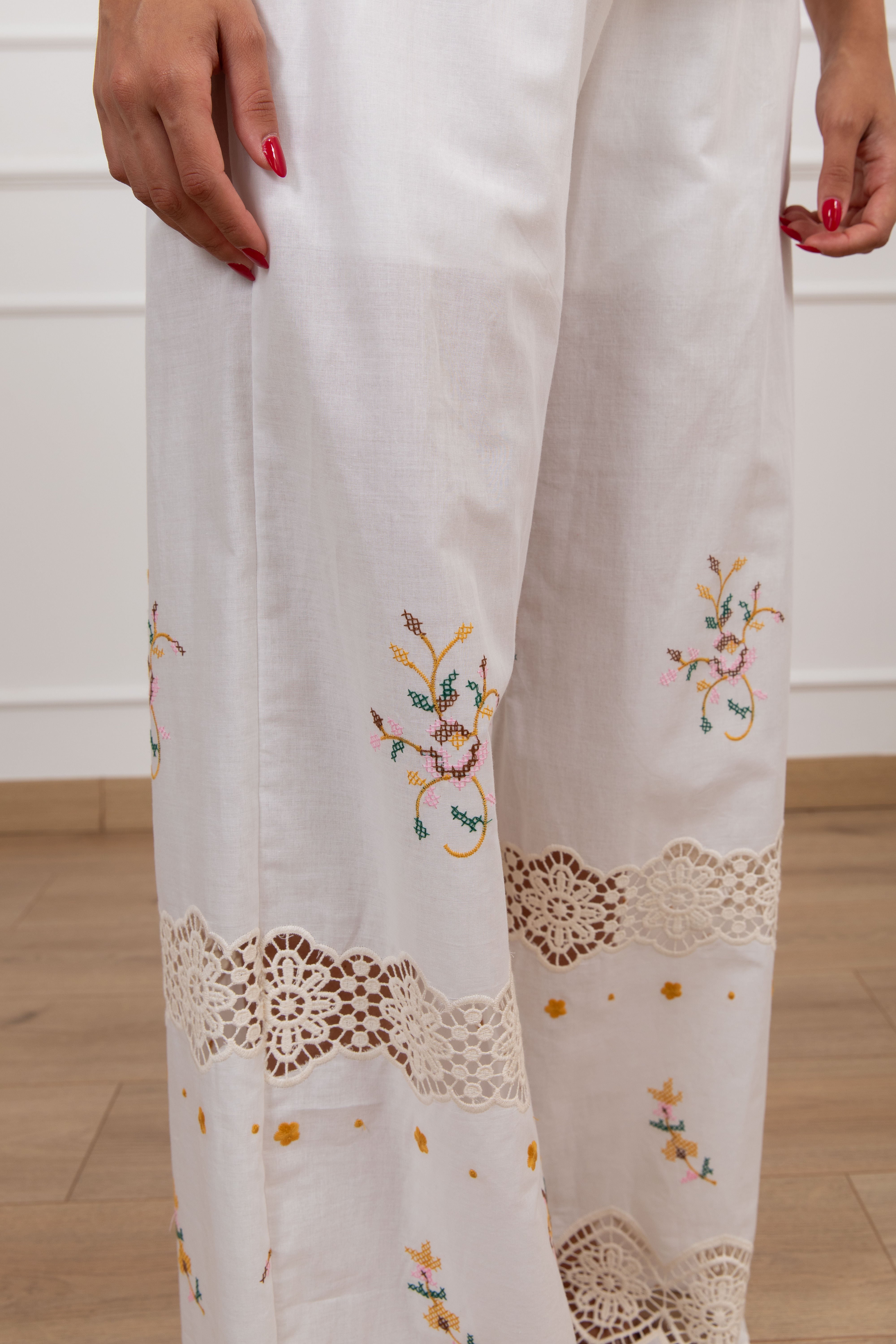 Pantalone con ricami e pizzo Haveone