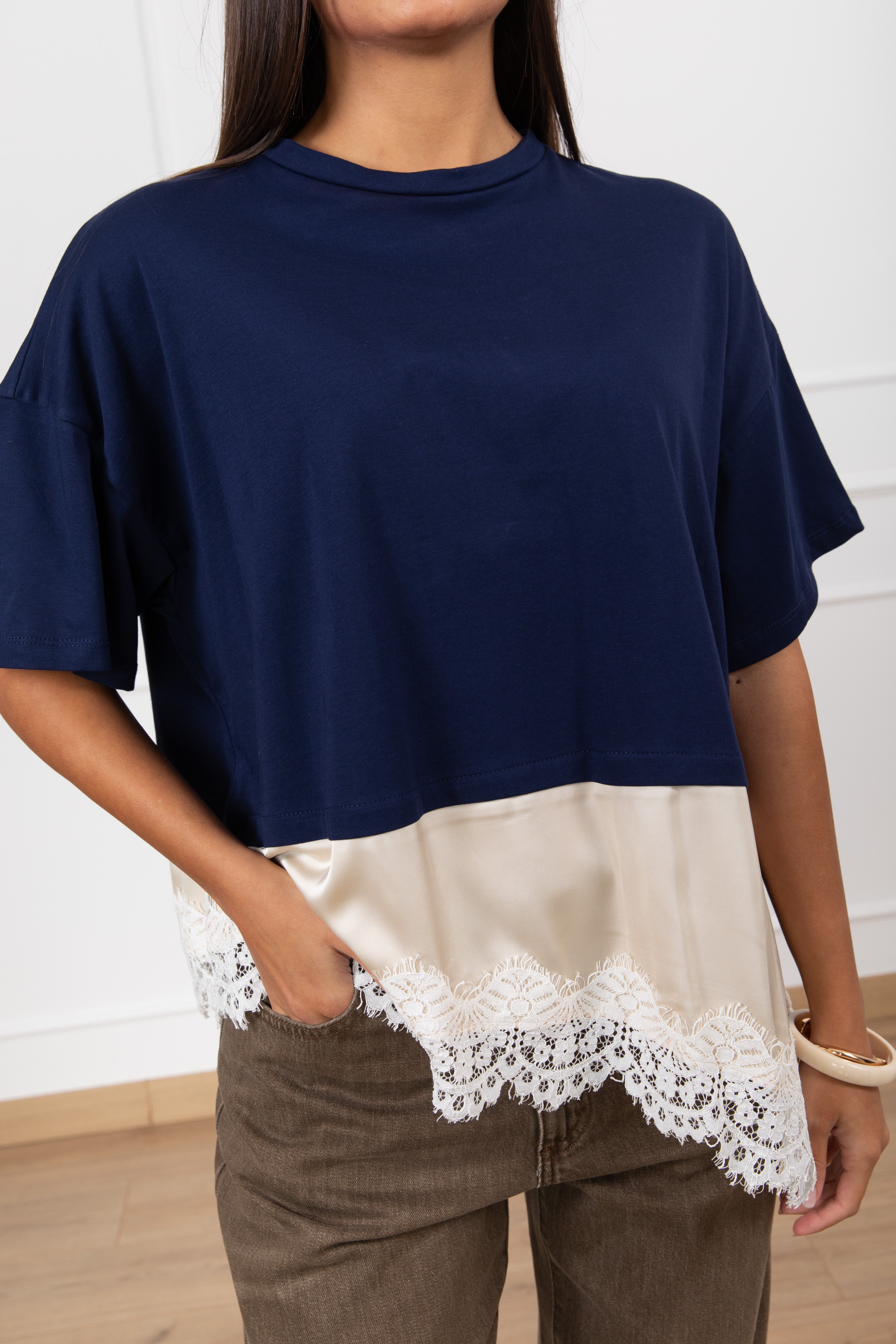T-shirt cropped con fondo lingerie Dixie
