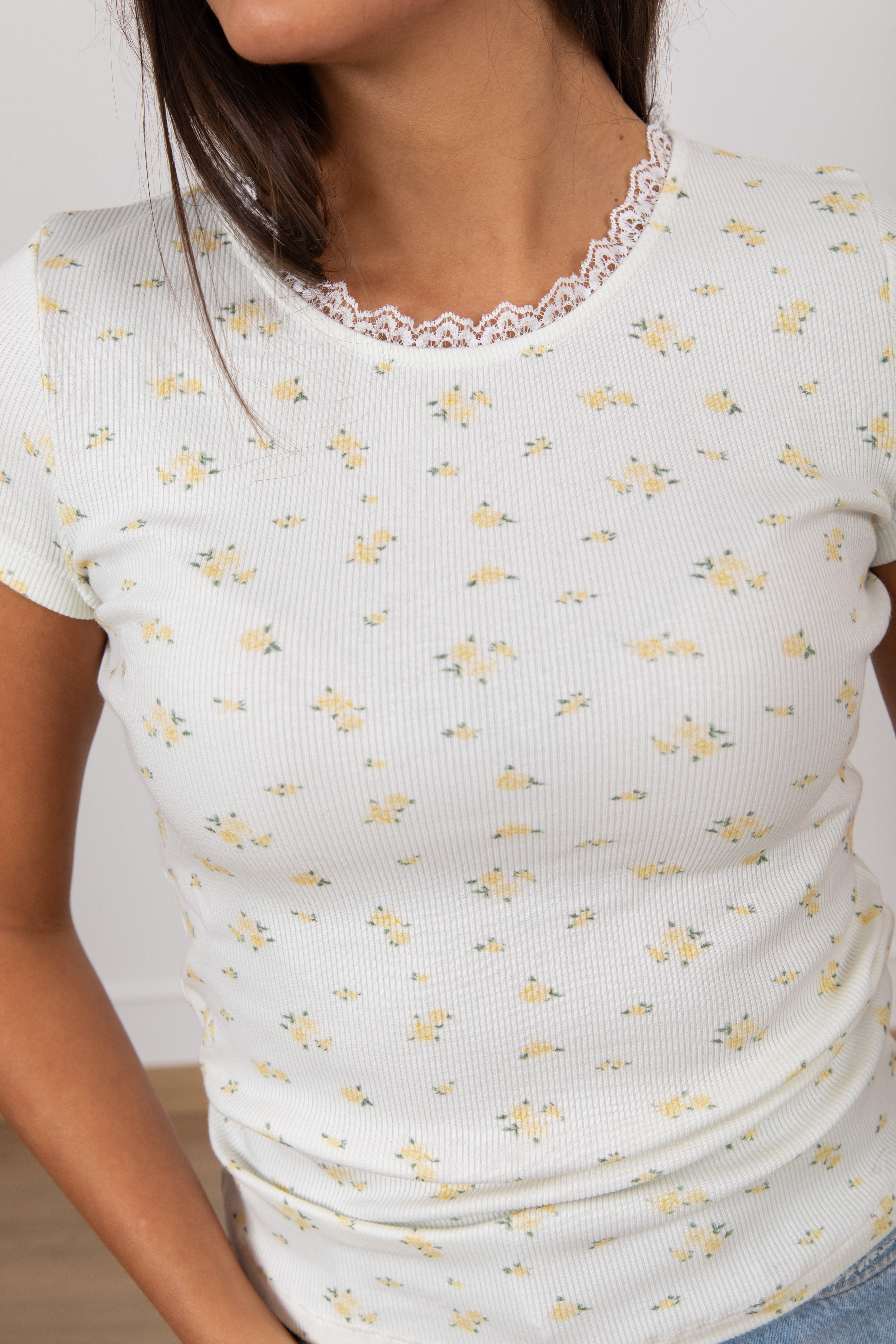 T-shirt in maglia fantasia flowers con pizzo ViCOLO