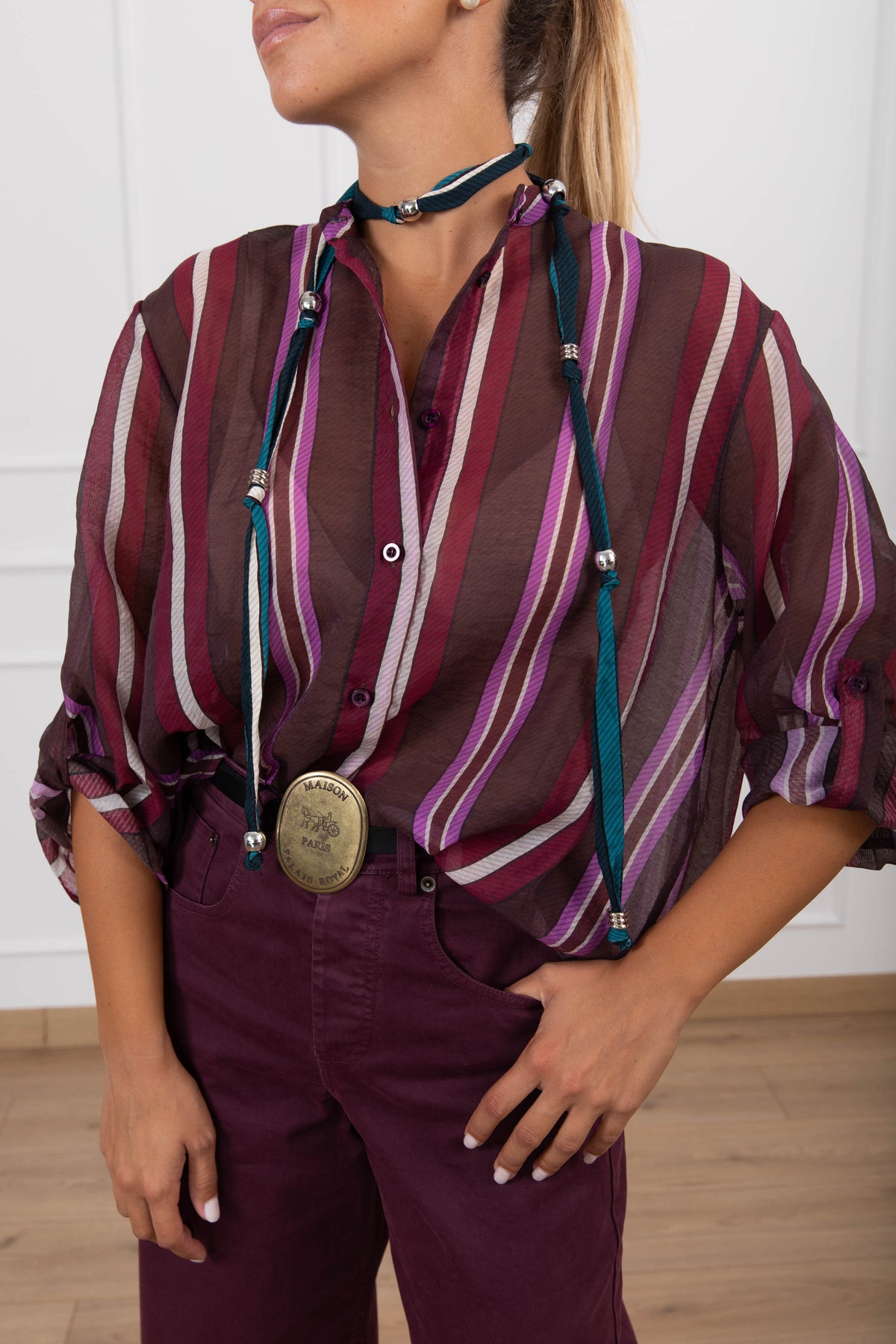 Camicia riga moro/bordeaux con collana a contrasto Haveone