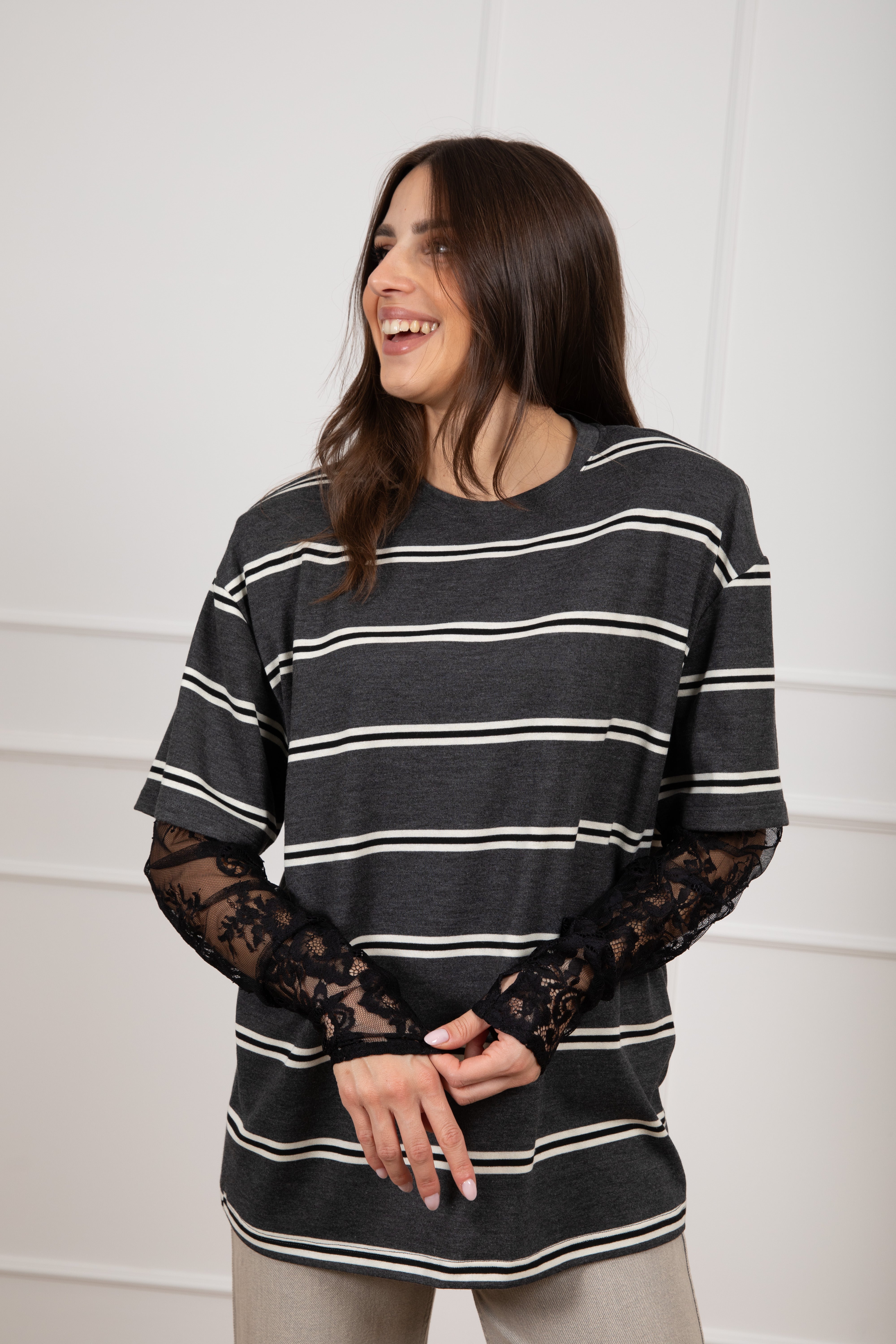 T-shirt a righe con spallina imbottita e manica in pizzo con foro pollice ViCOLO