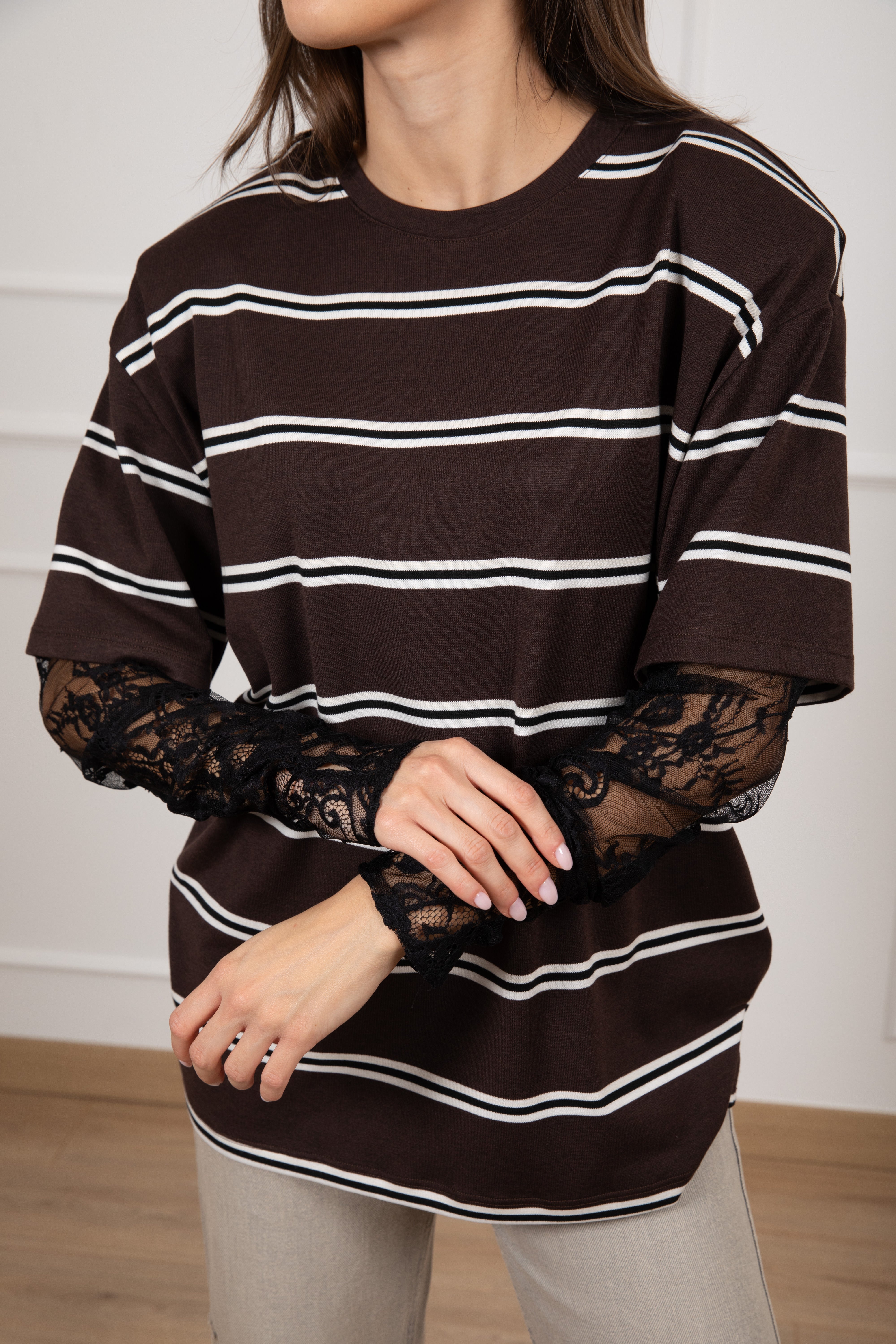 T-shirt a righe con spallina imbottita e manica in pizzo con foro pollice ViCOLO