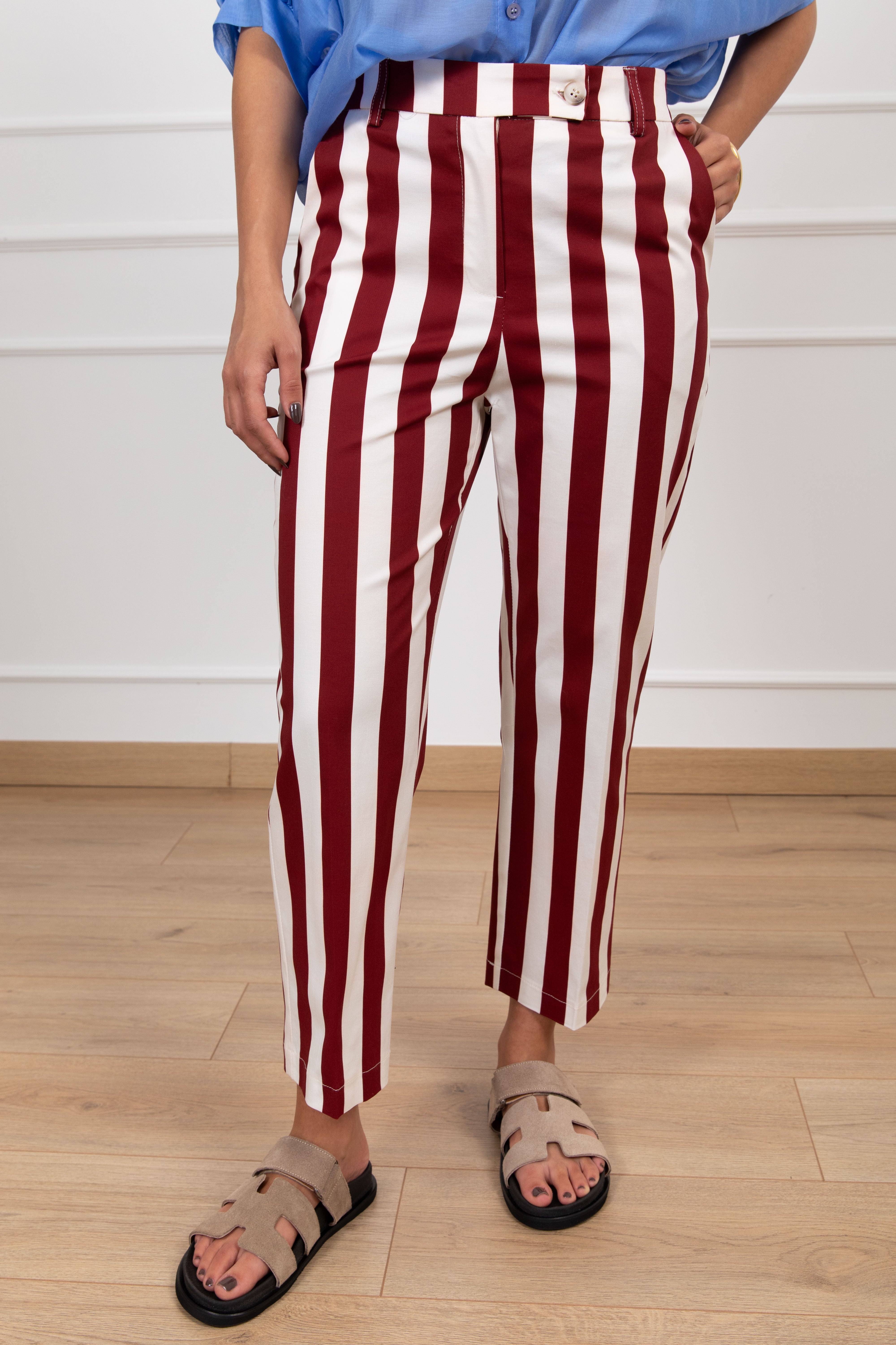 Pantalone righe a sigaretta con bottone laterale Tensione IN