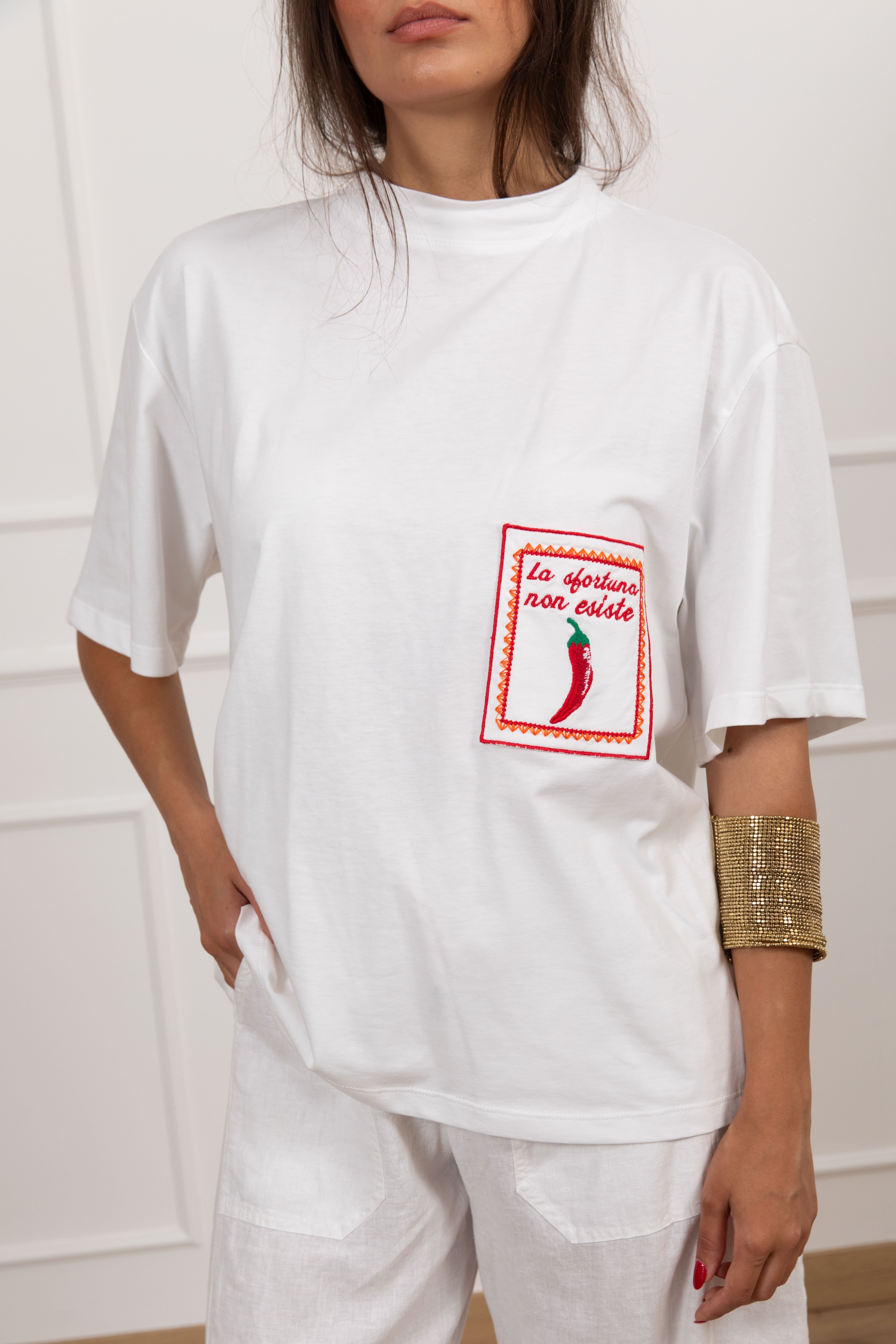 T-shirt con tasca e frase Tensione IN