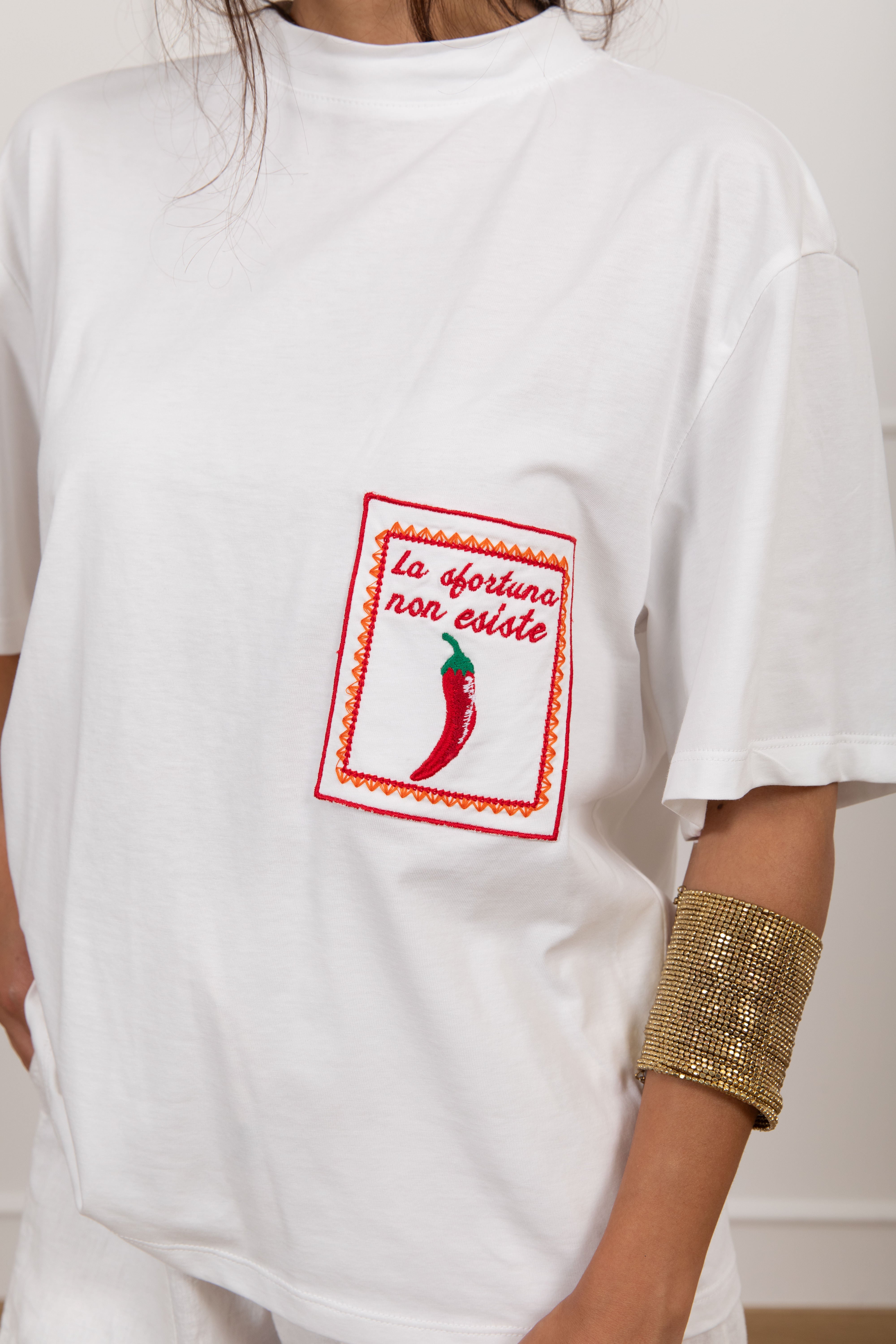 T-shirt con tasca e frase Tensione IN