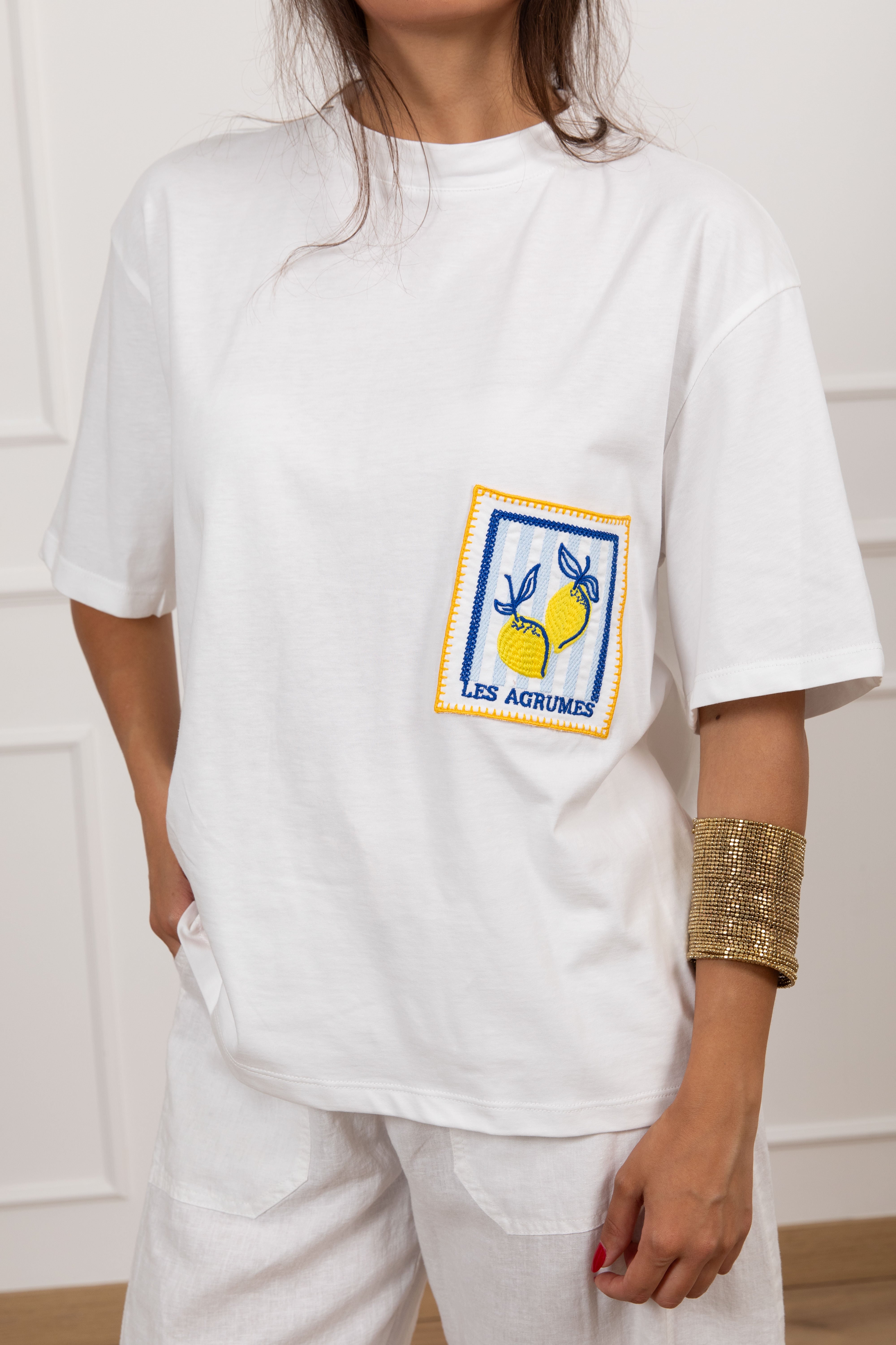 T-shirt con tasca e frase Tensione IN