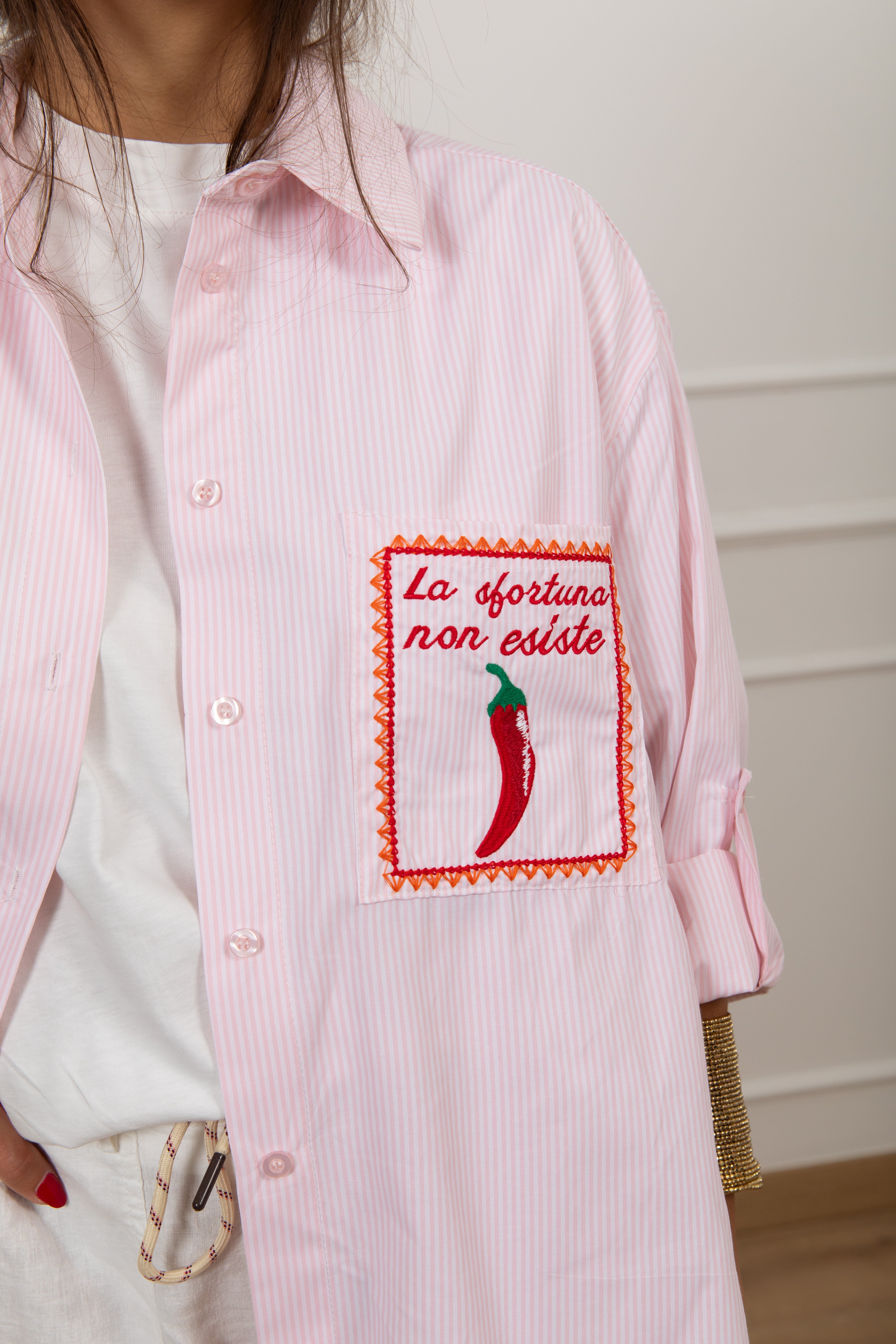Camicia over-size bacchettata con tasca e frase Tensione IN