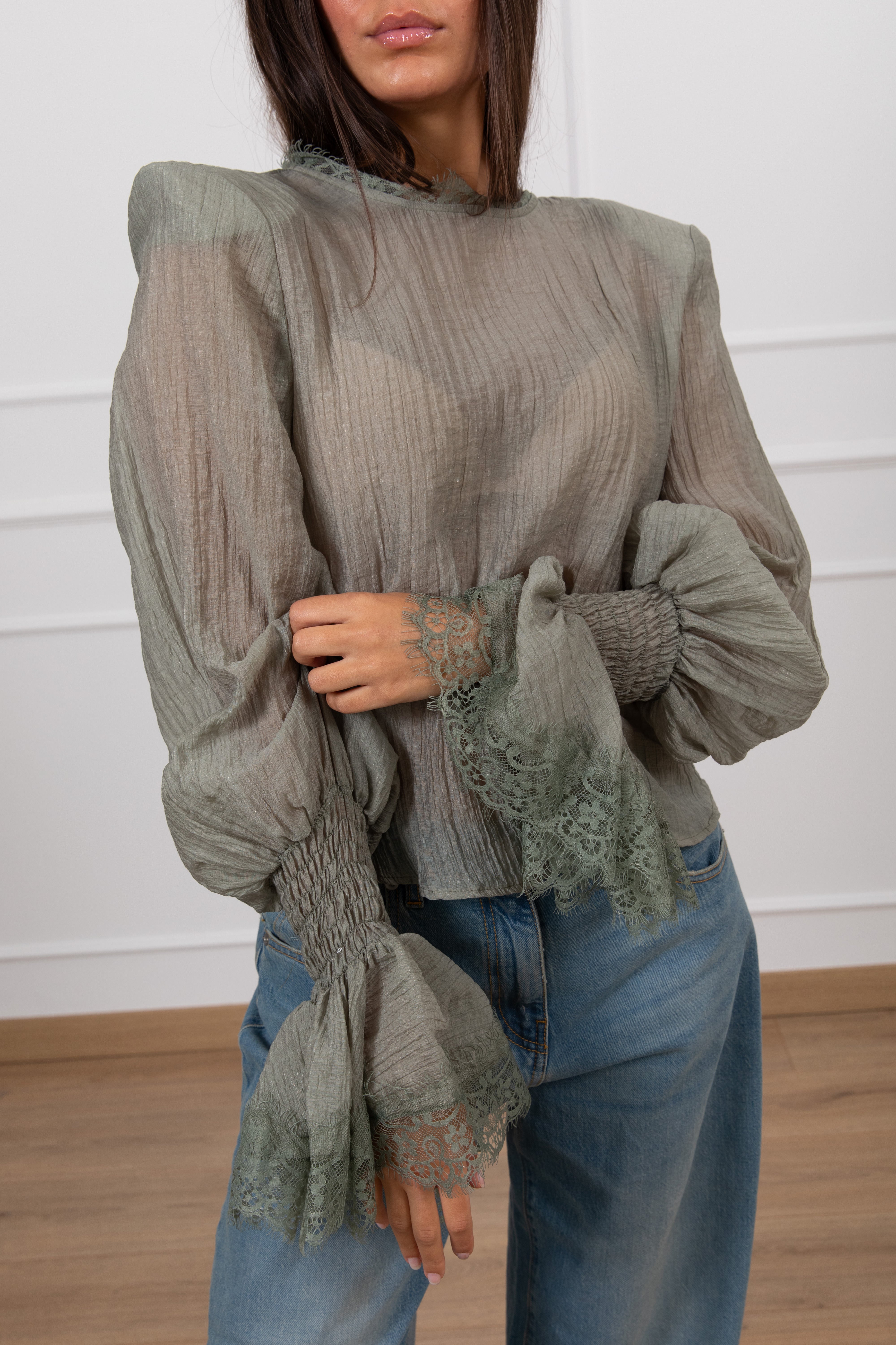 Blusa con spallina e manica svasata Motel