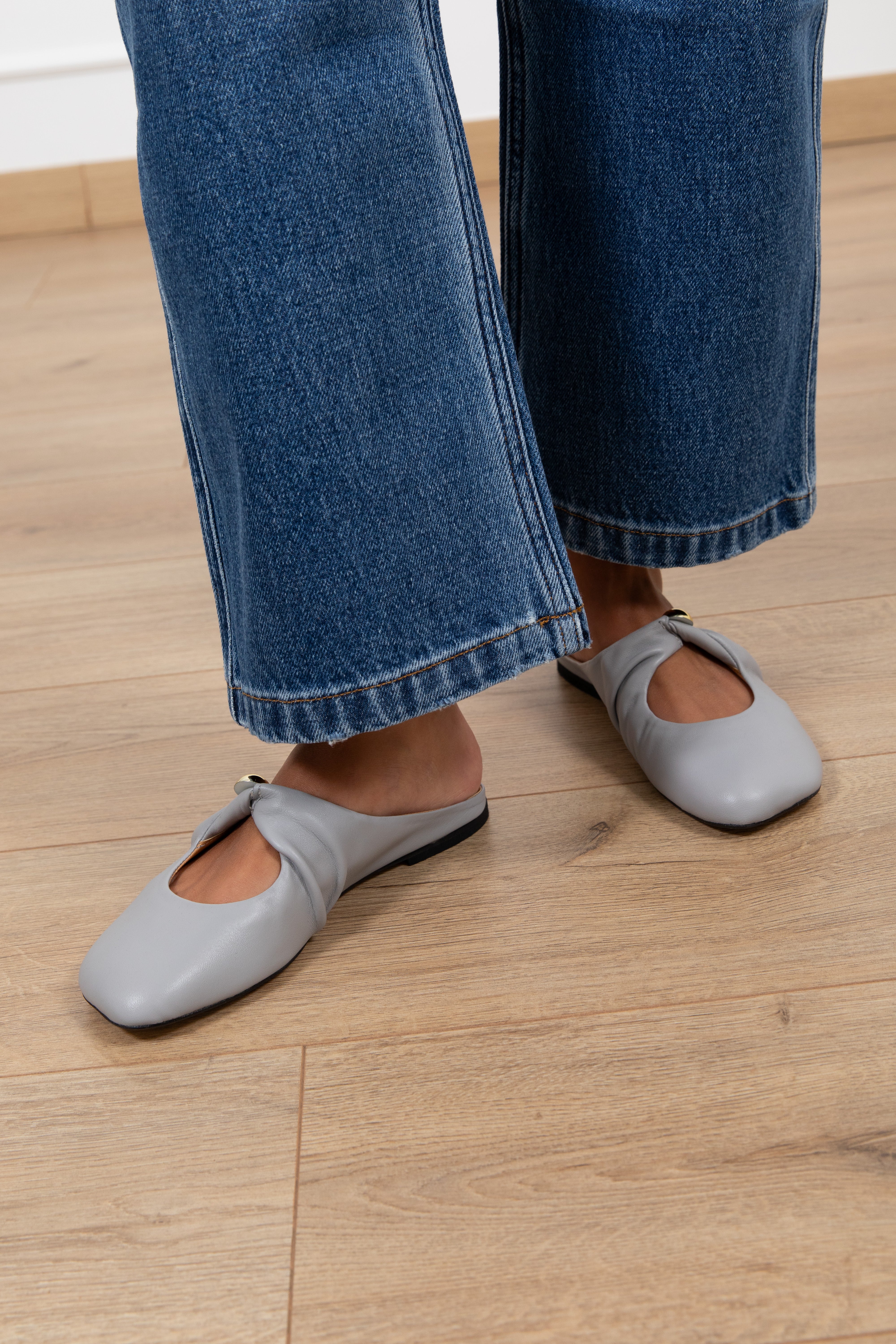 Sabot in pelle con dettaglio Divine Follie