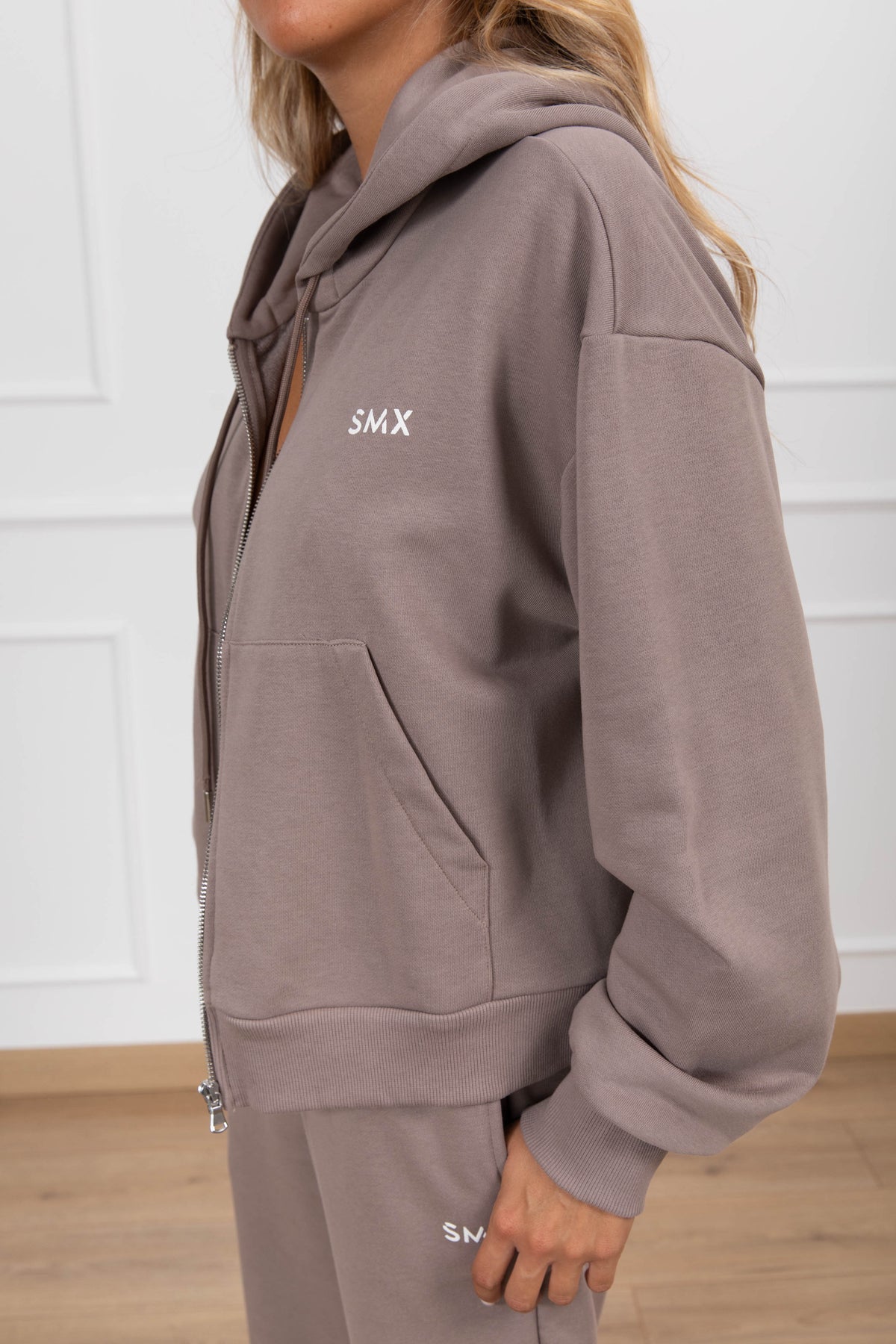 Felpa con zip e cappuccio monogram variante tortora Susy Mix Fitness