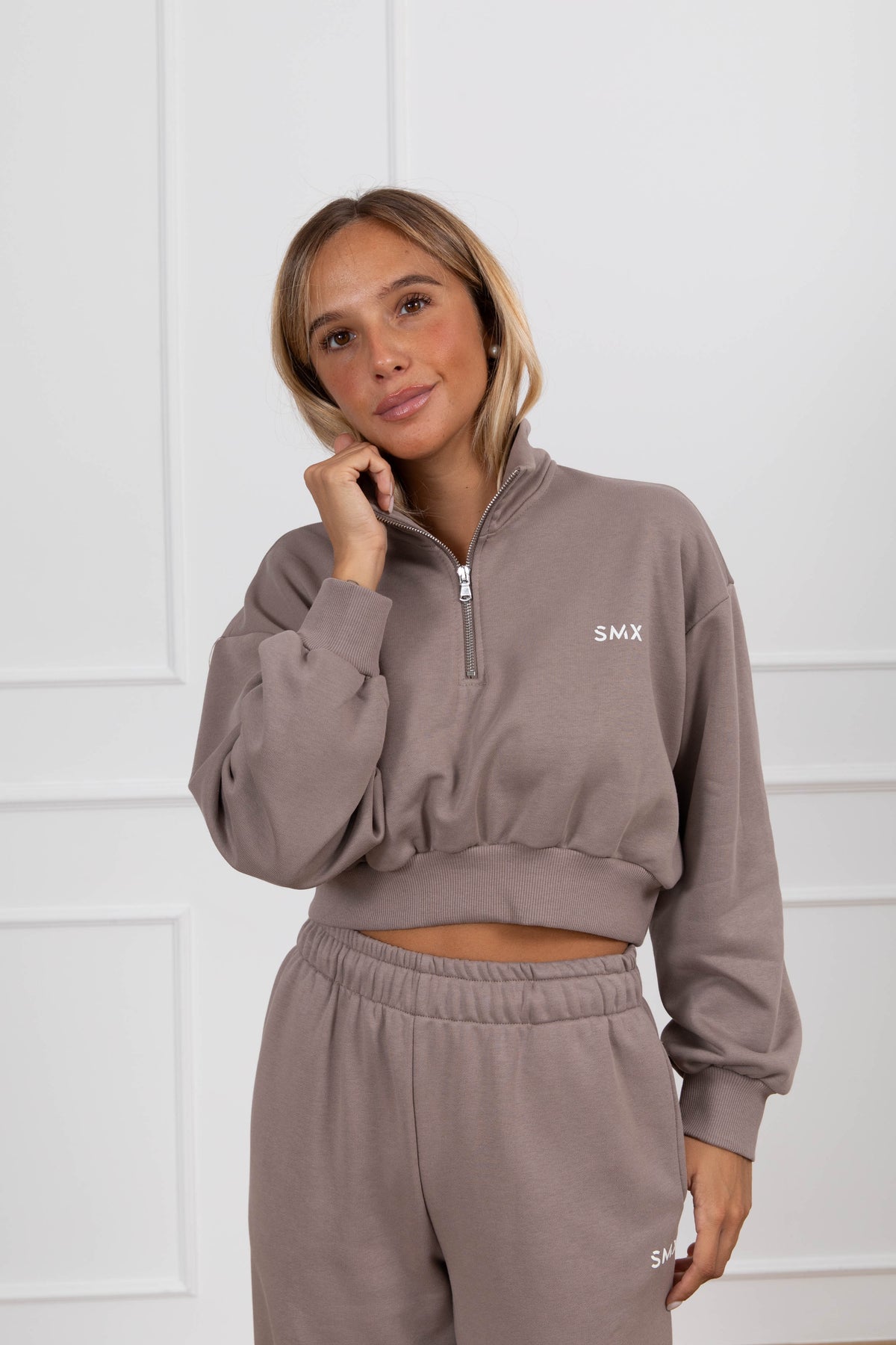Felpa cropped mezza zip monogram variante tortora Susy Mix Fitness
