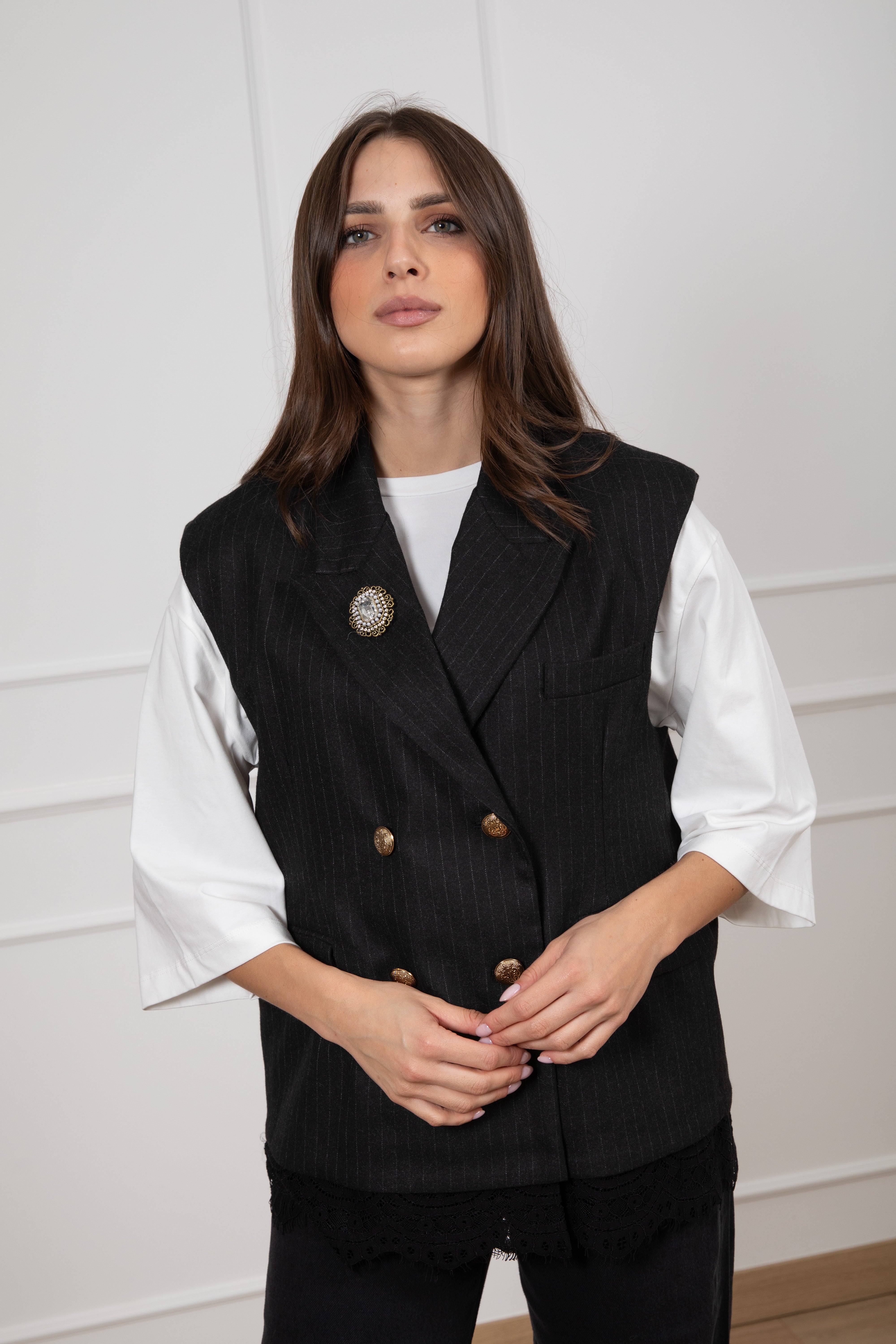 Gilet gessato con spille e fondo pizzo Tensione IN