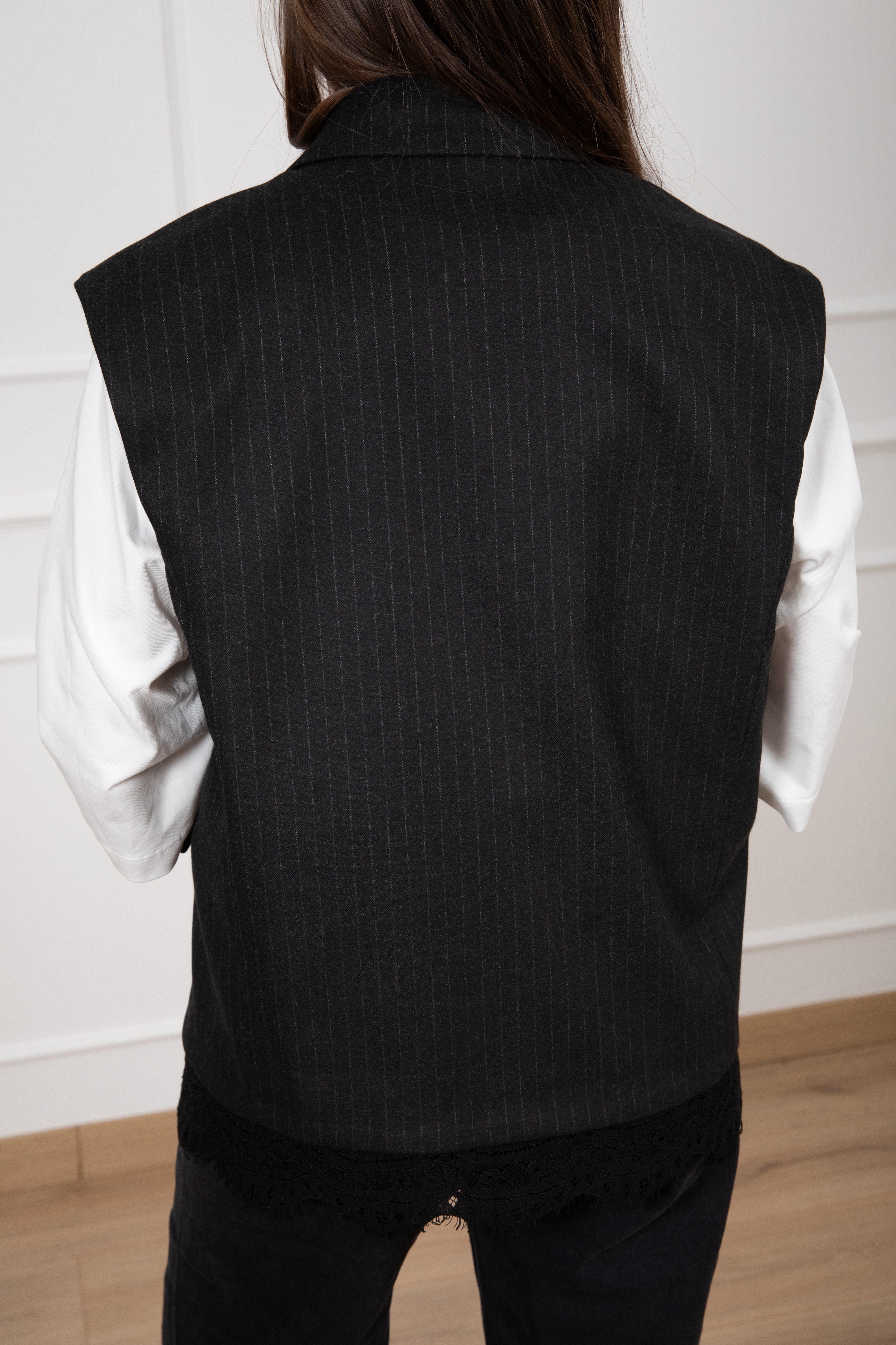 Gilet gessato con spille e fondo pizzo Tensione IN