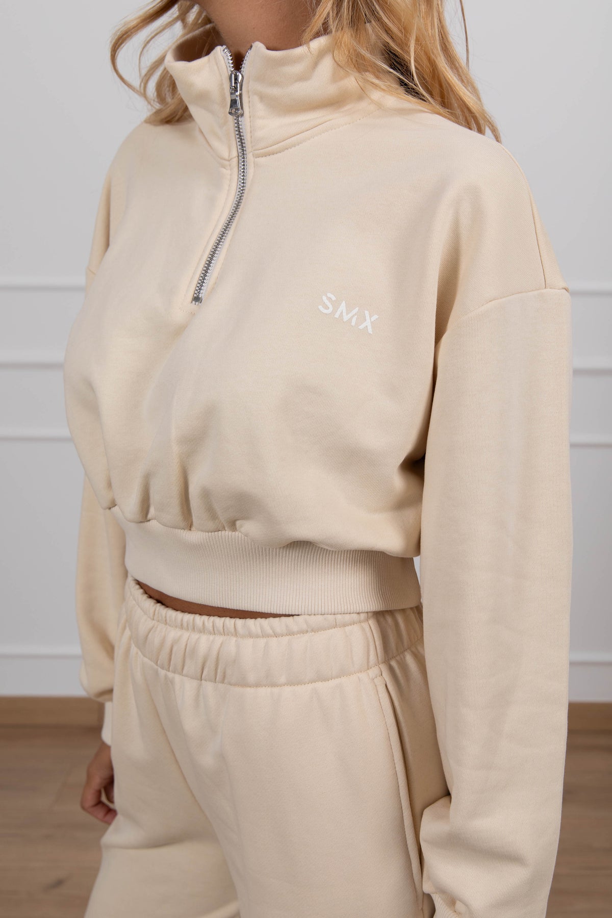 Felpa cropped mezza zip monogram variante crema Susy Mix Fitness