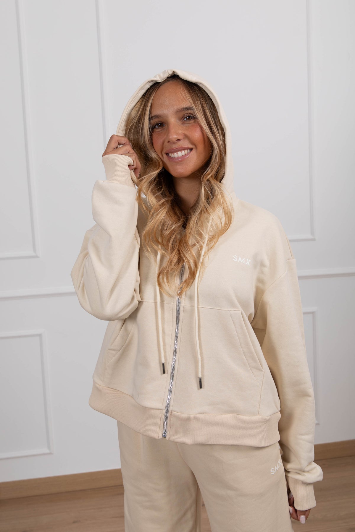 Felpa con zip e cappuccio monogram variante crema Susy Mix Fitness