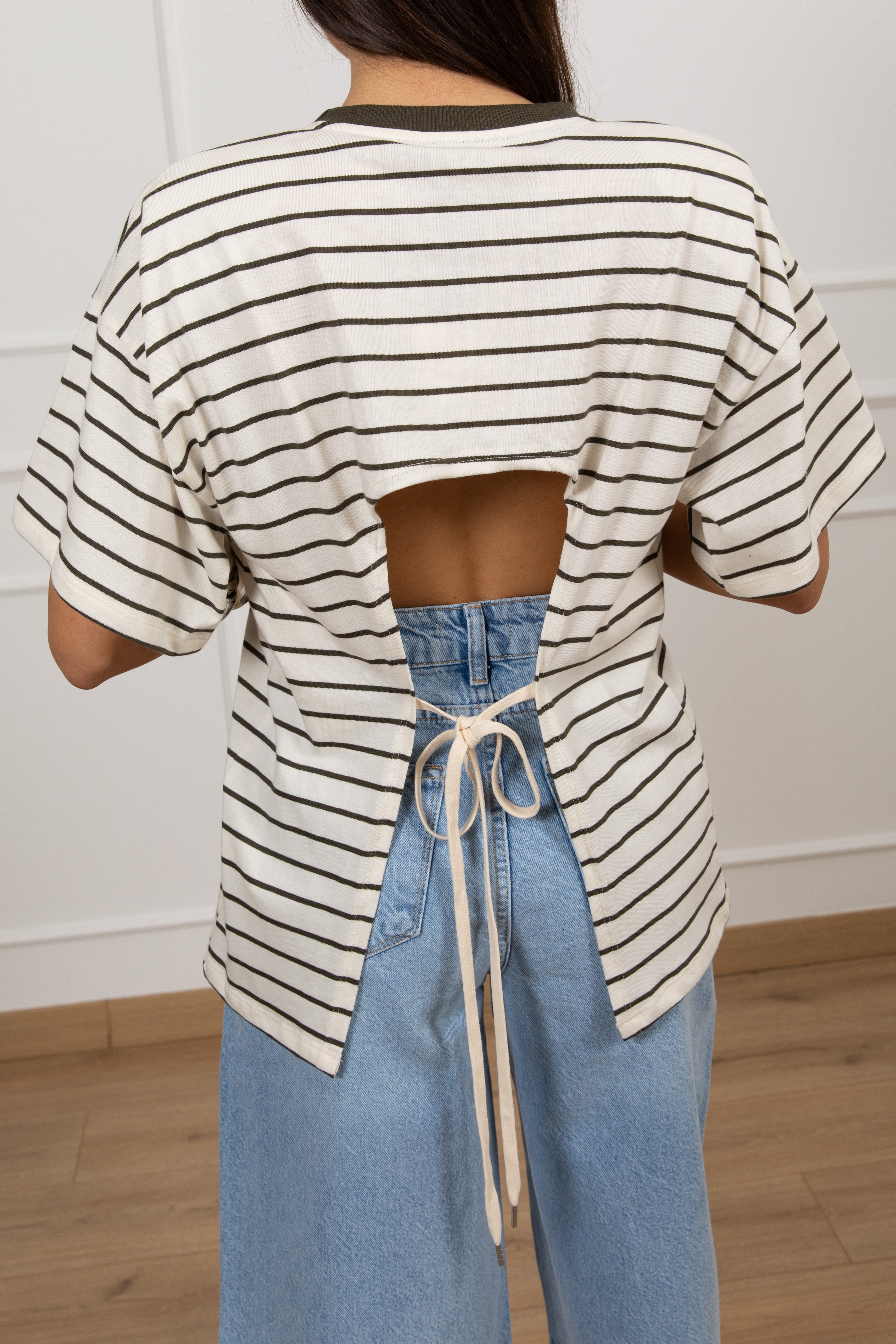 T-shirt a righe con spallina imbottita e schiena scoperta ViCOLO