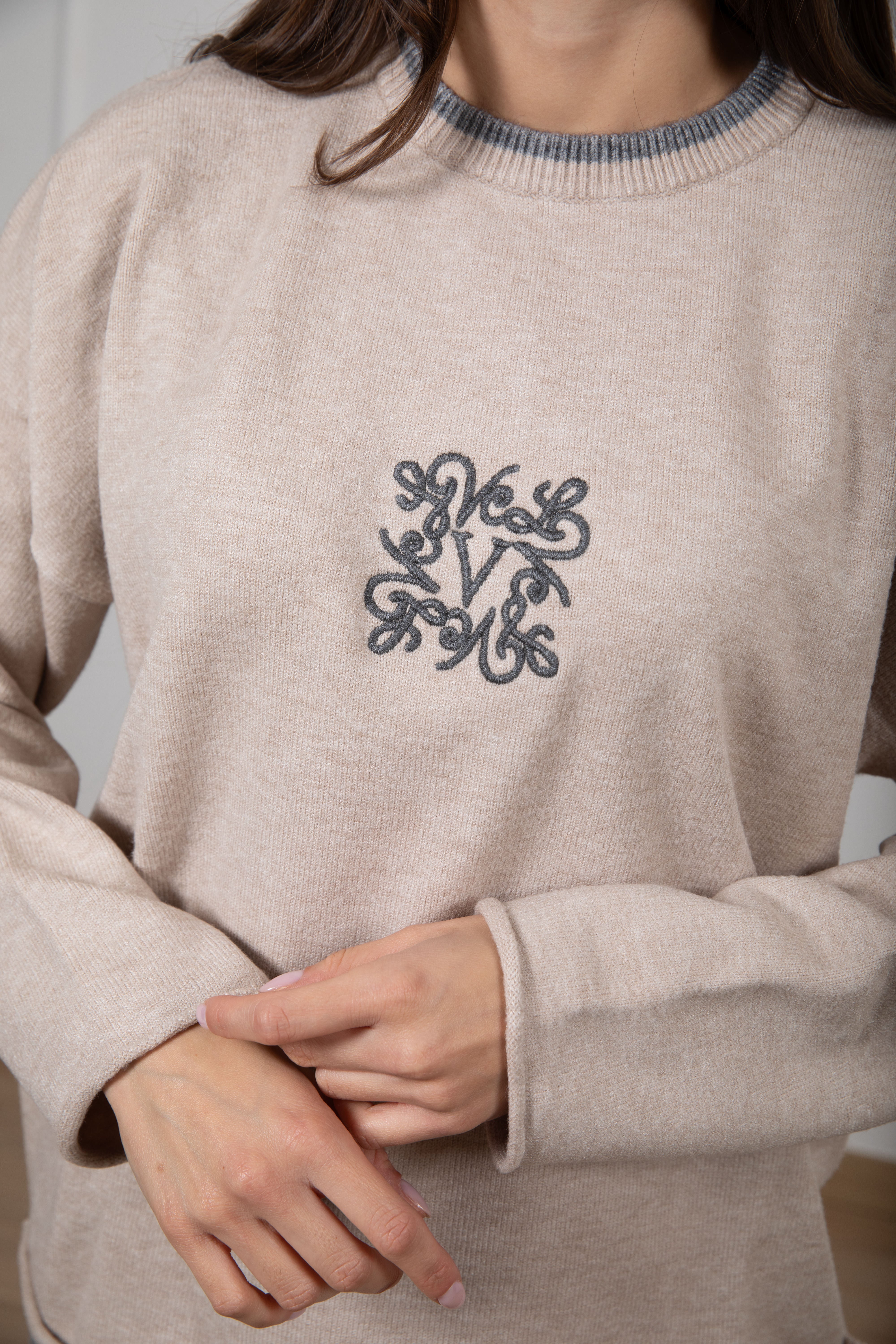 Pull over-size con ricamo monogram ViCOLO