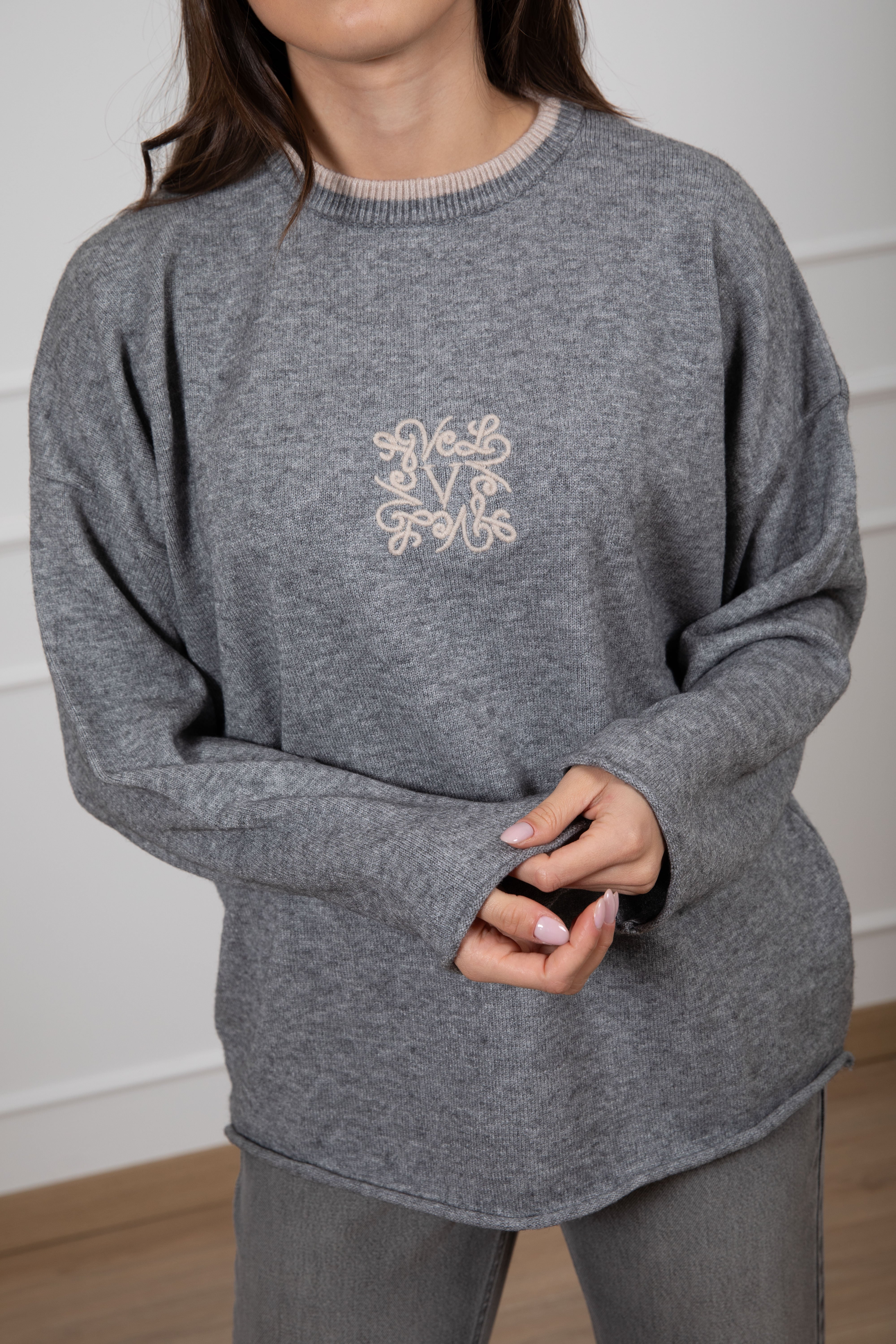 Pull over-size con ricamo monogram ViCOLO