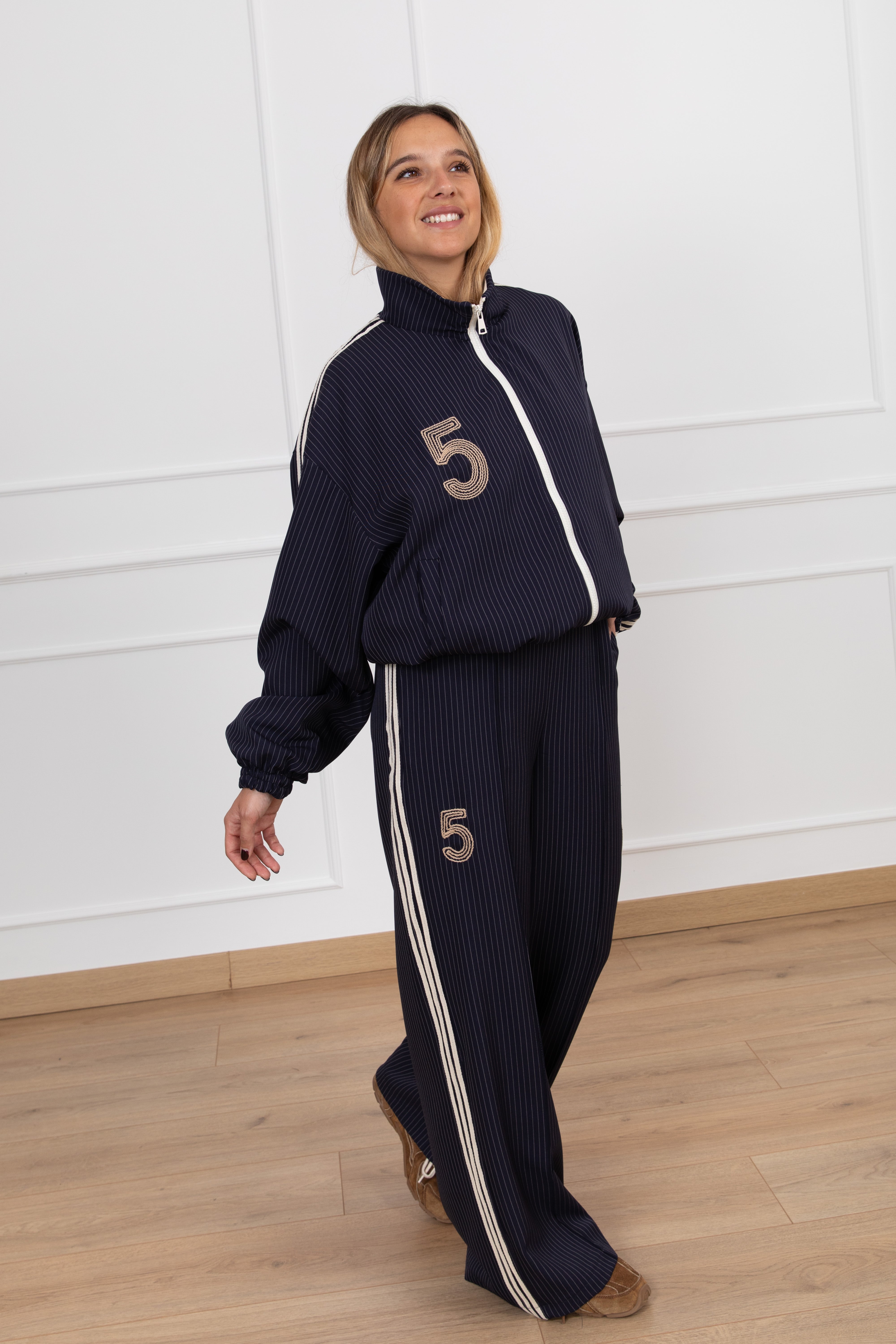 Bomber gessato con bande e ricamo "5" Tensione IN