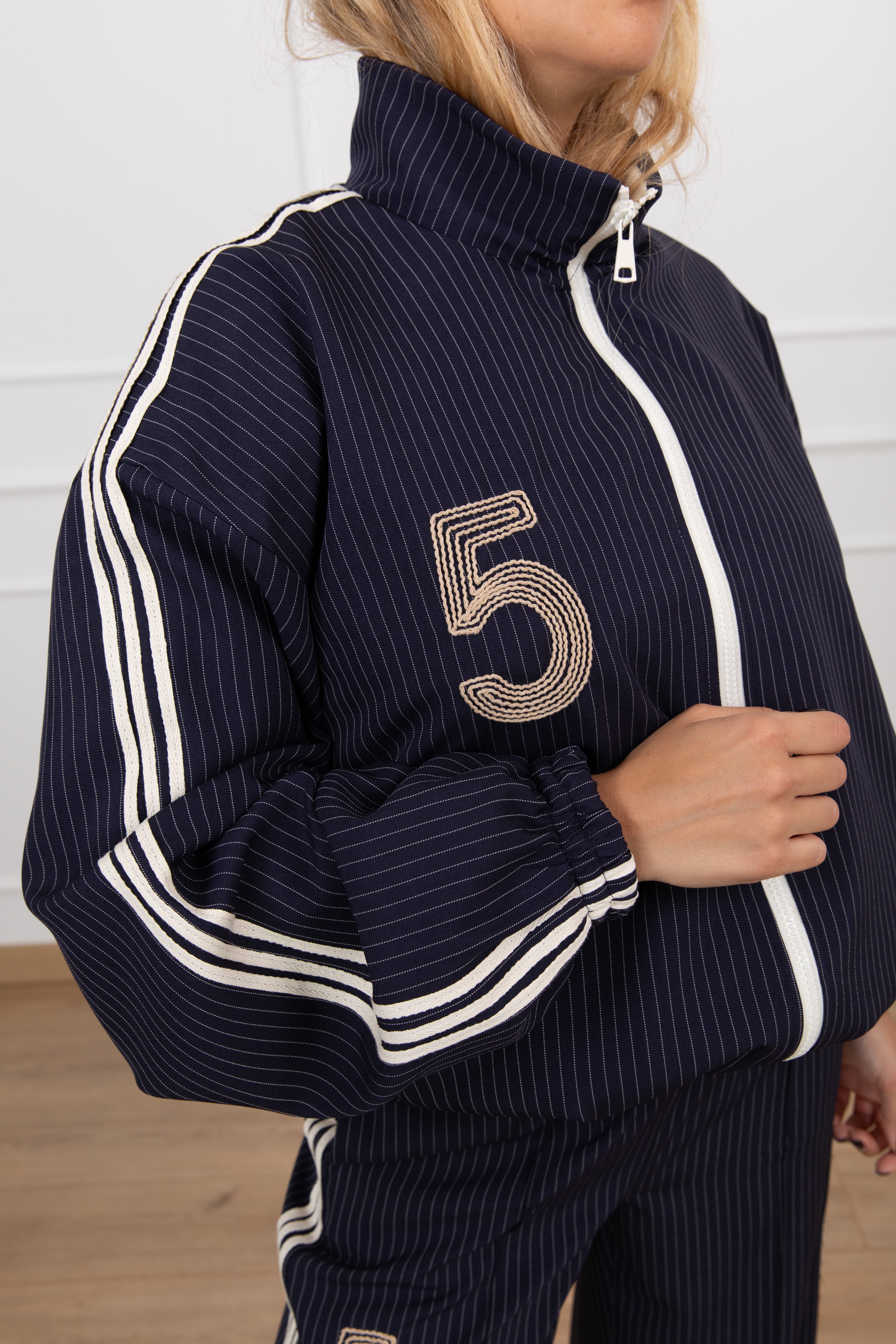 Bomber gessato con bande e ricamo "5" Tensione IN