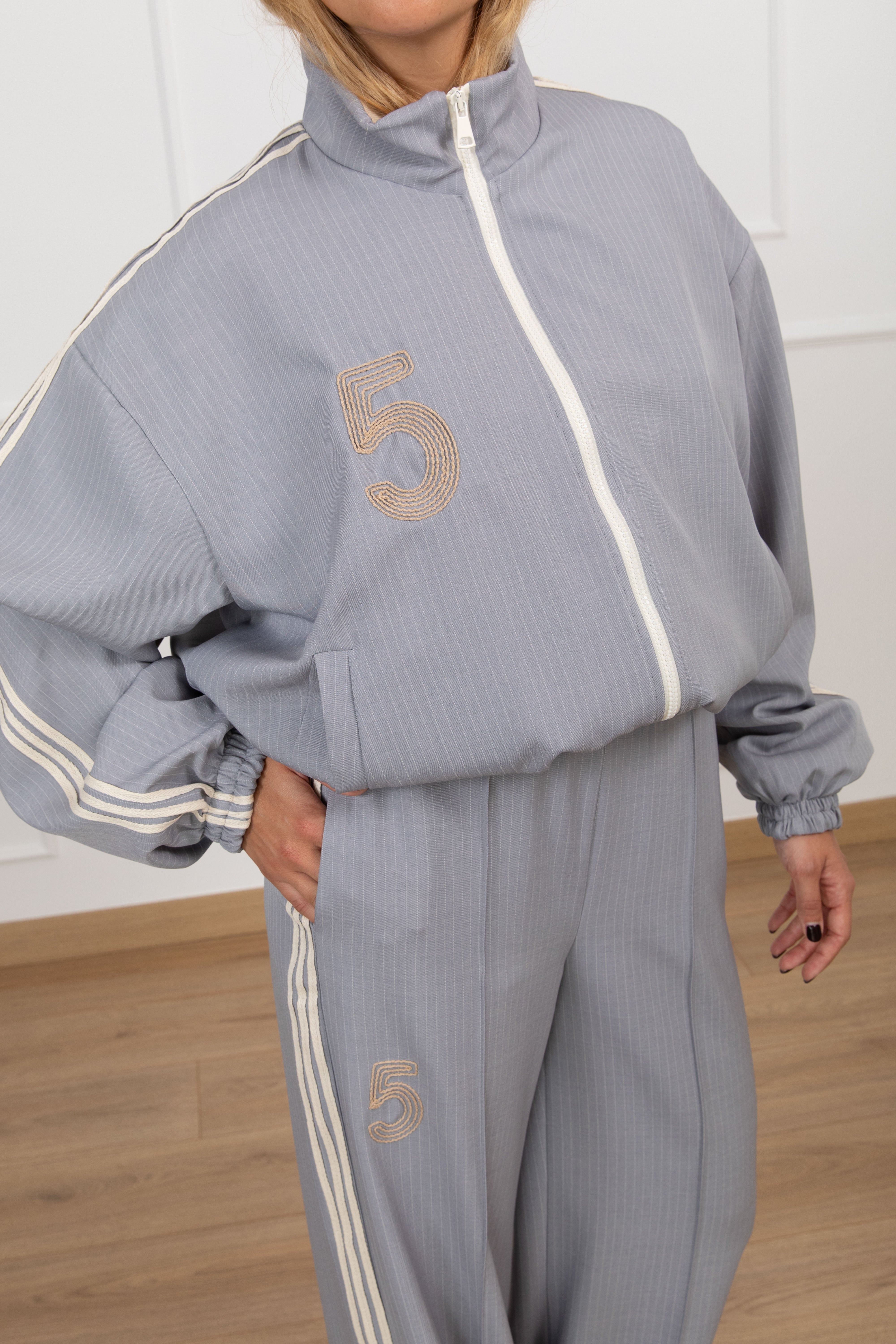 Bomber gessato con bande e ricamo "5" Tensione IN