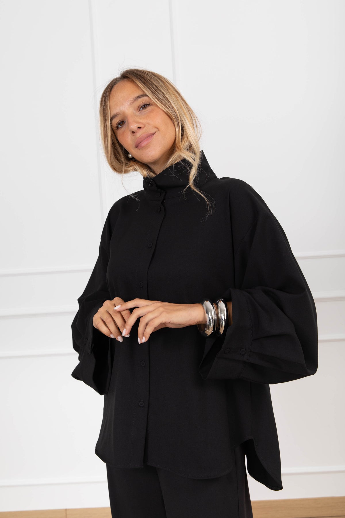 Camicia over-size mezzo-collo con manica ampia variante nero Tensione IN