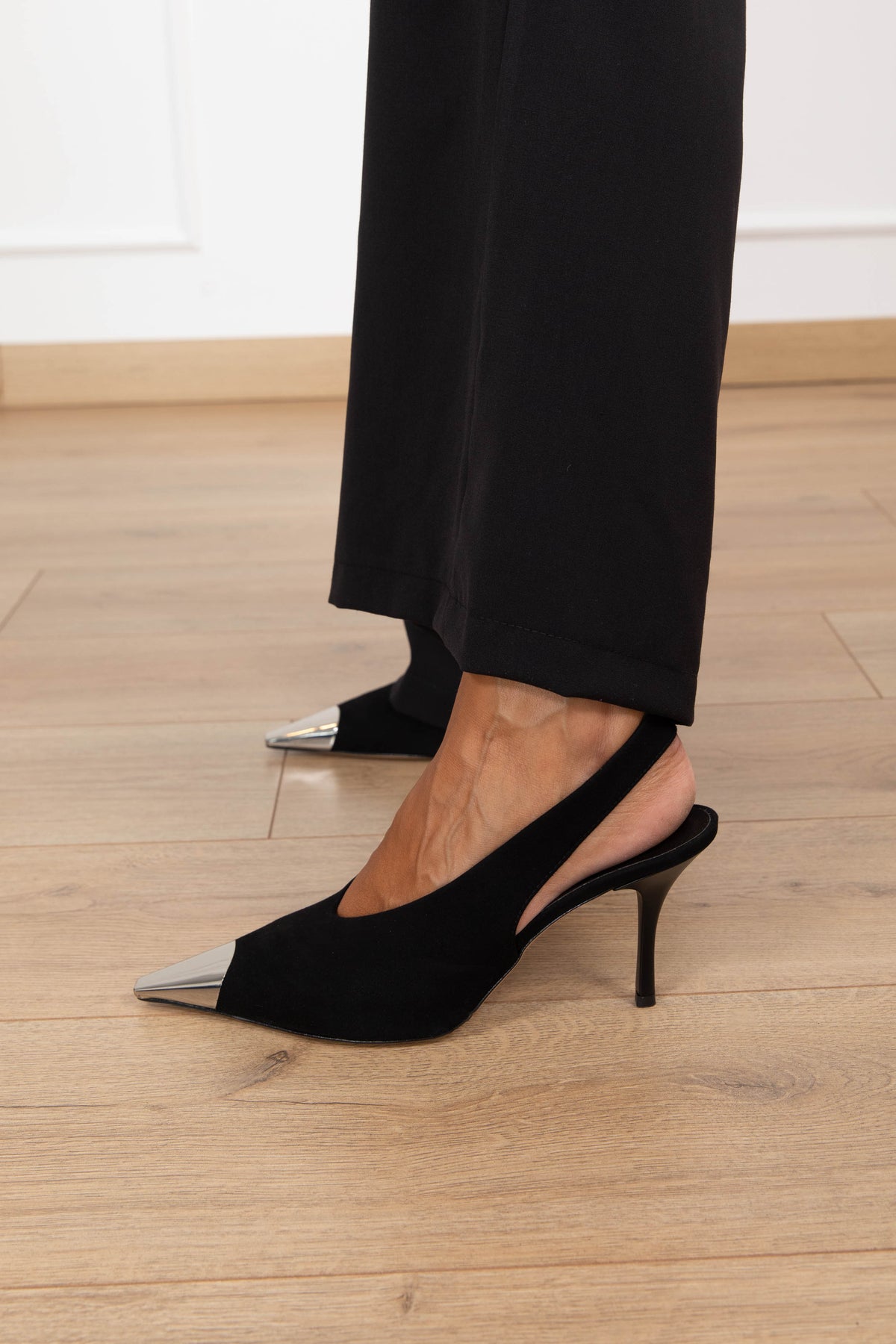 Sling back alta con punta metallo in camoscio variante nero Divine Follie