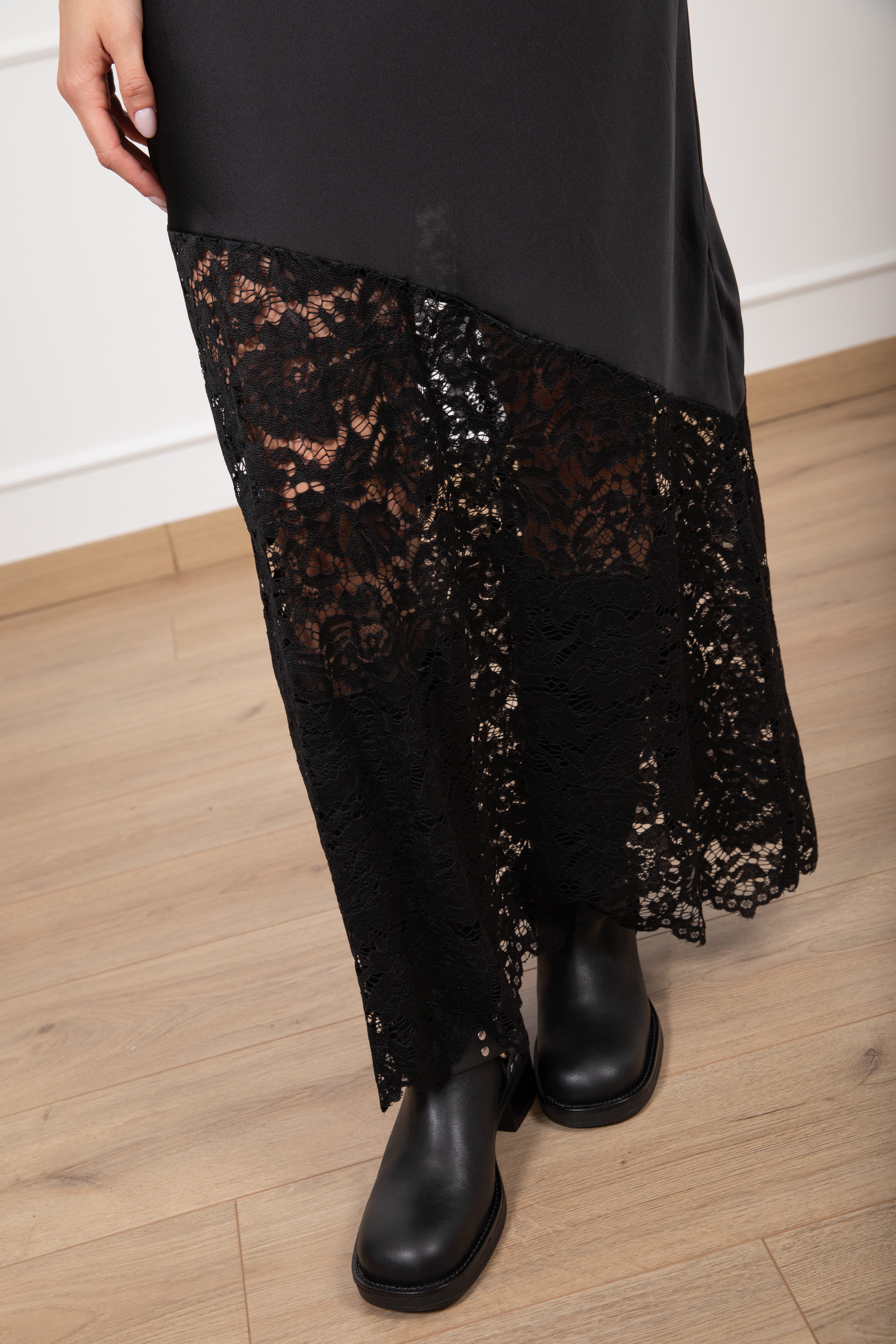 Slip-dress con pizzo asimmetrico sul fondo Susy Mix