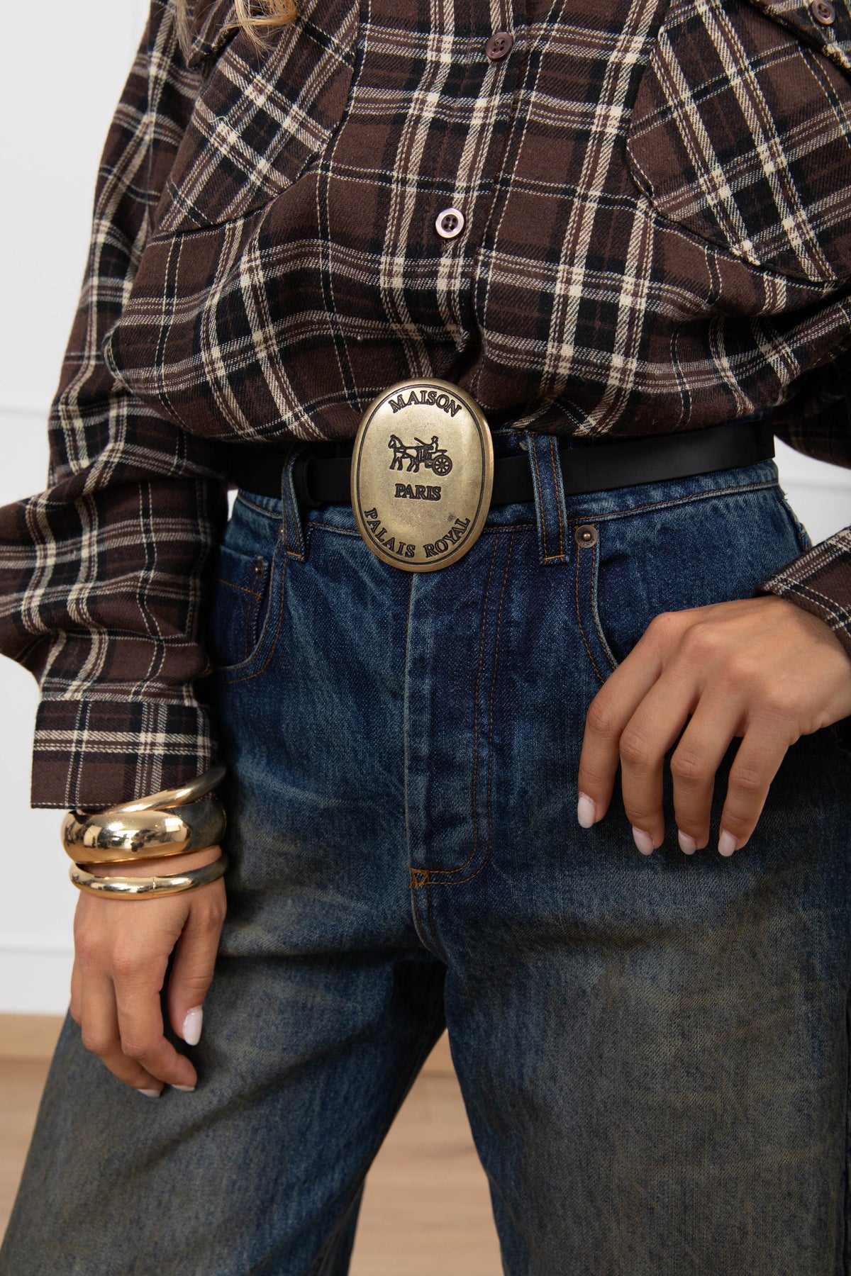 Jeans lavaggio sabbiato con cintura placca Tensione IN