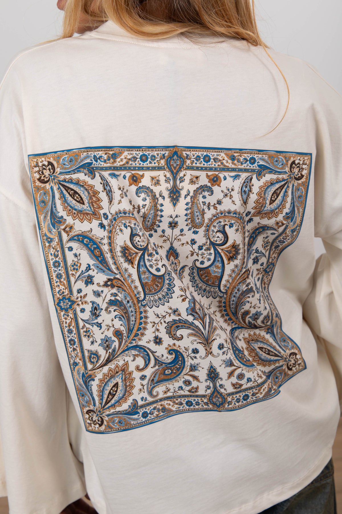 T-shirt con stampa paisley sul retro ViCOLO