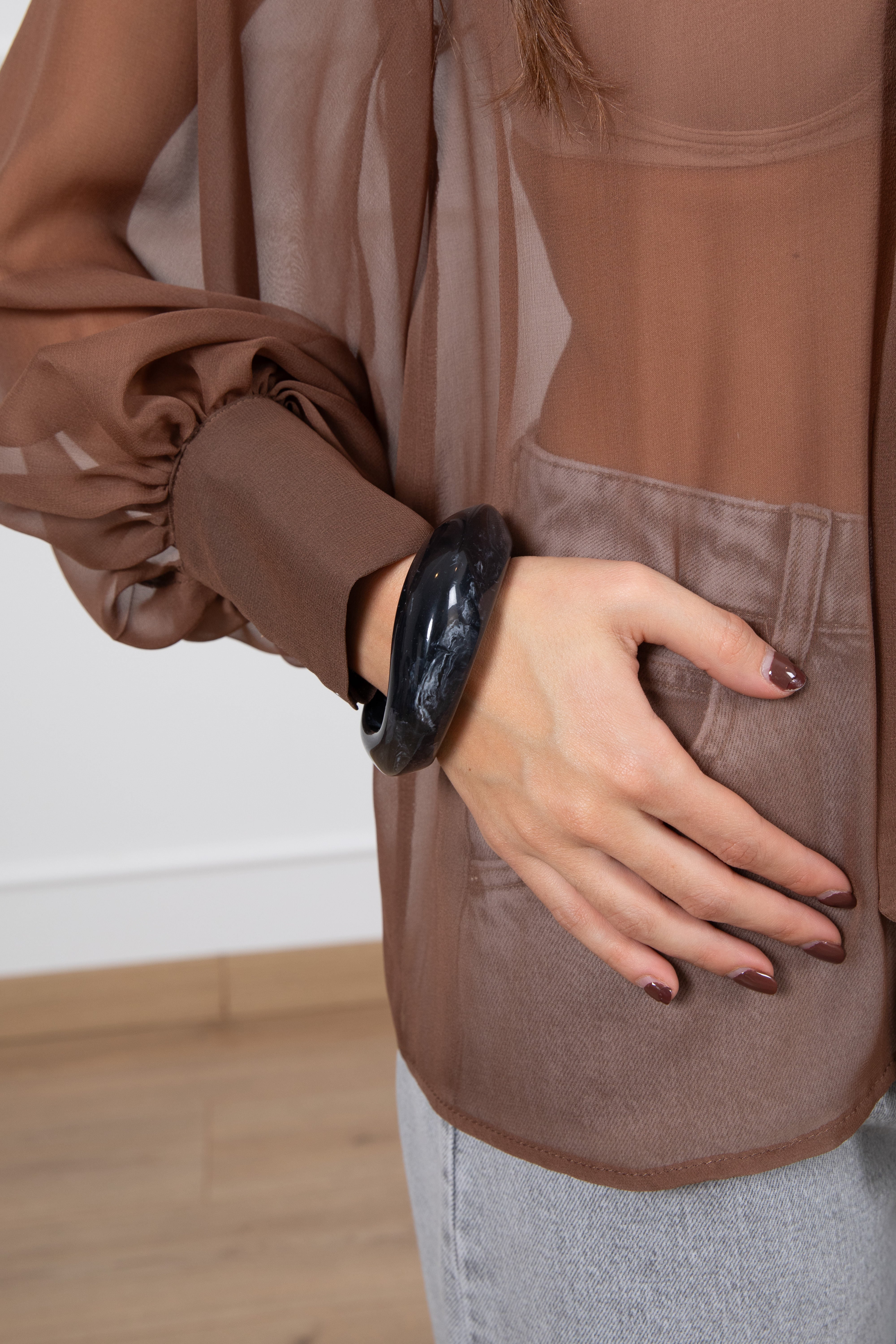 Bracciale rigido marmorizzato asimmetrico blu