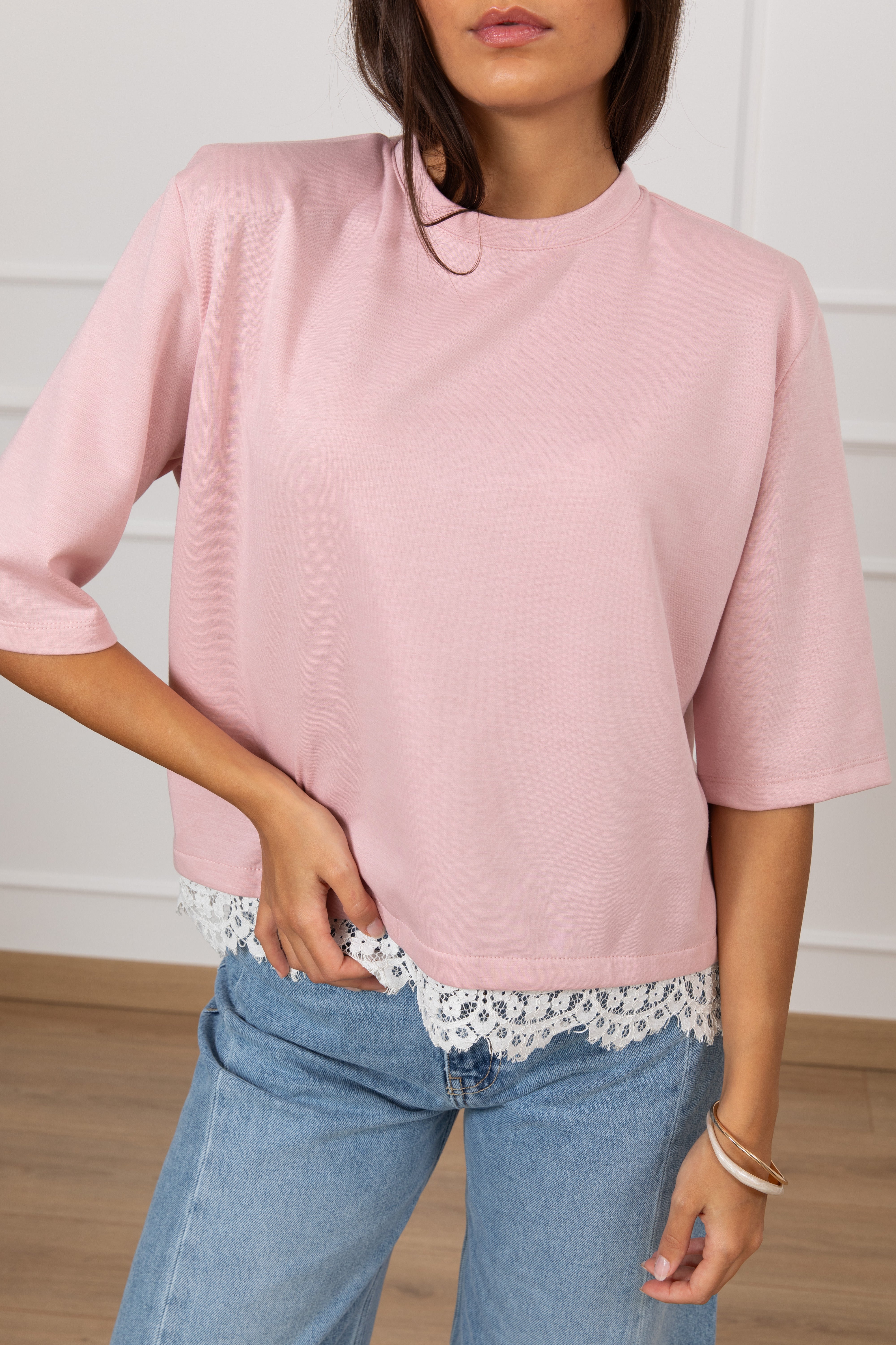 T-shirt cropped in poli-viscosa con fondo in pizzo Dixie