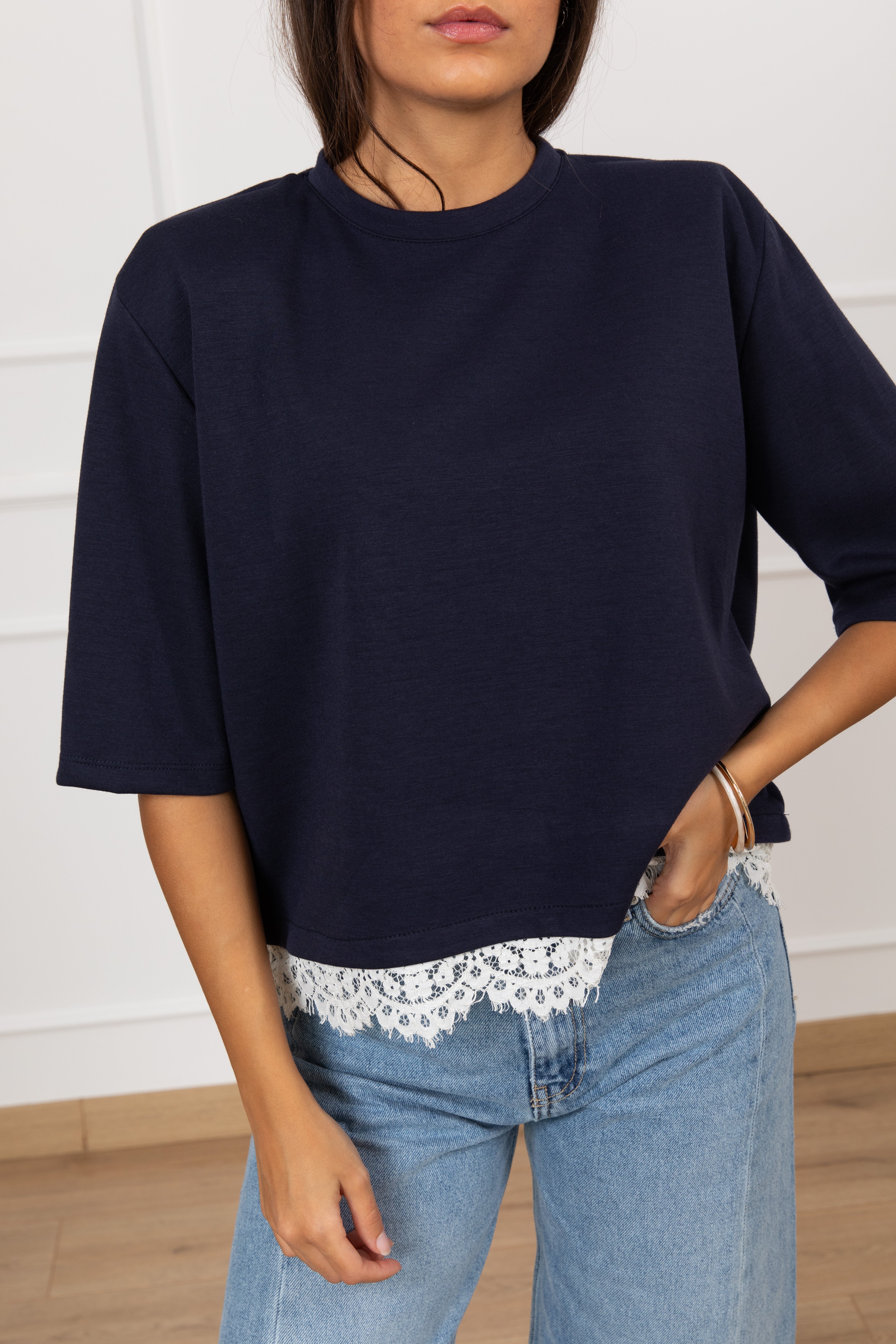 T-shirt cropped in poli-viscosa con fondo in pizzo Dixie