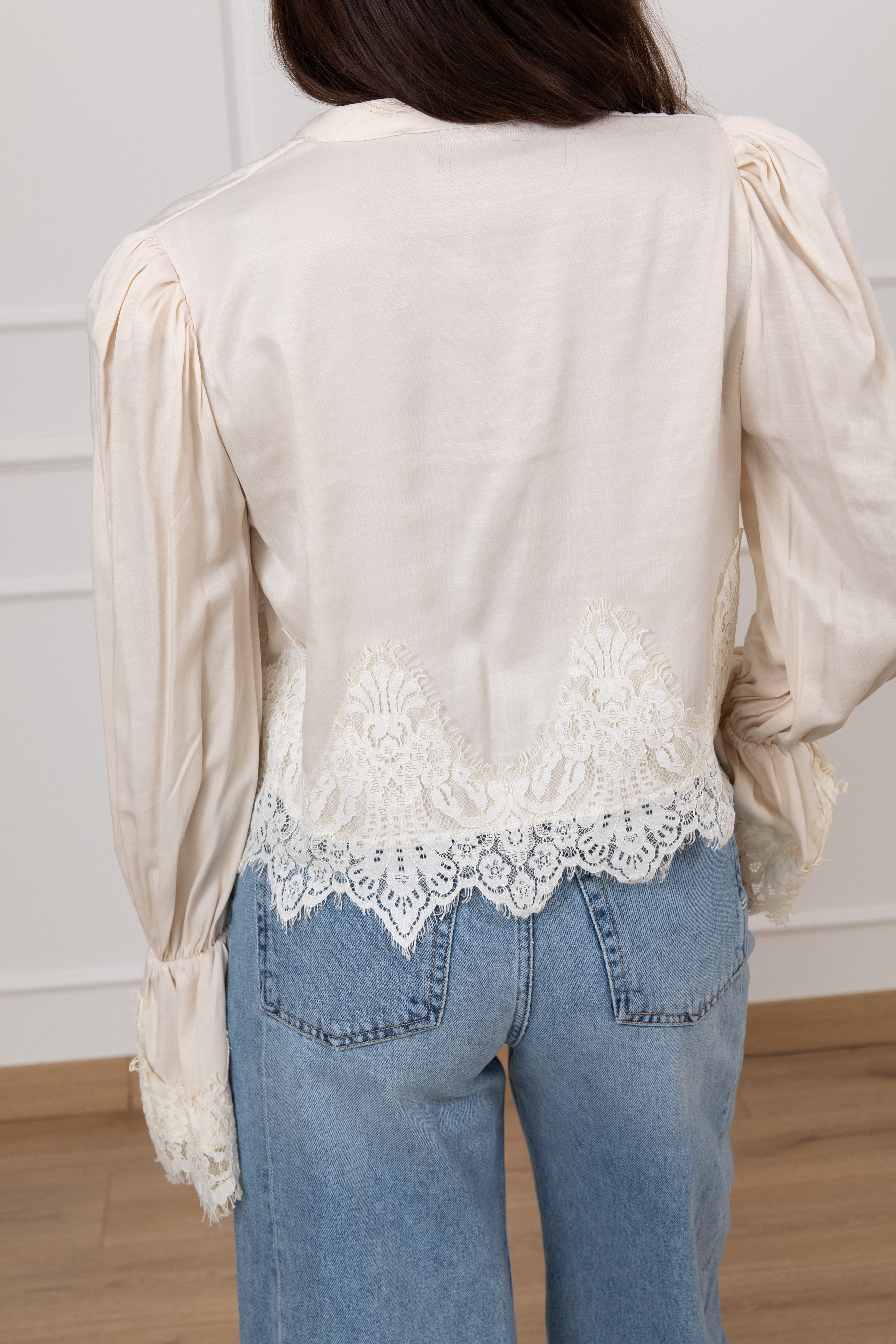Blusa in viscosa con pizzo e manica a palloncino ViCOLO