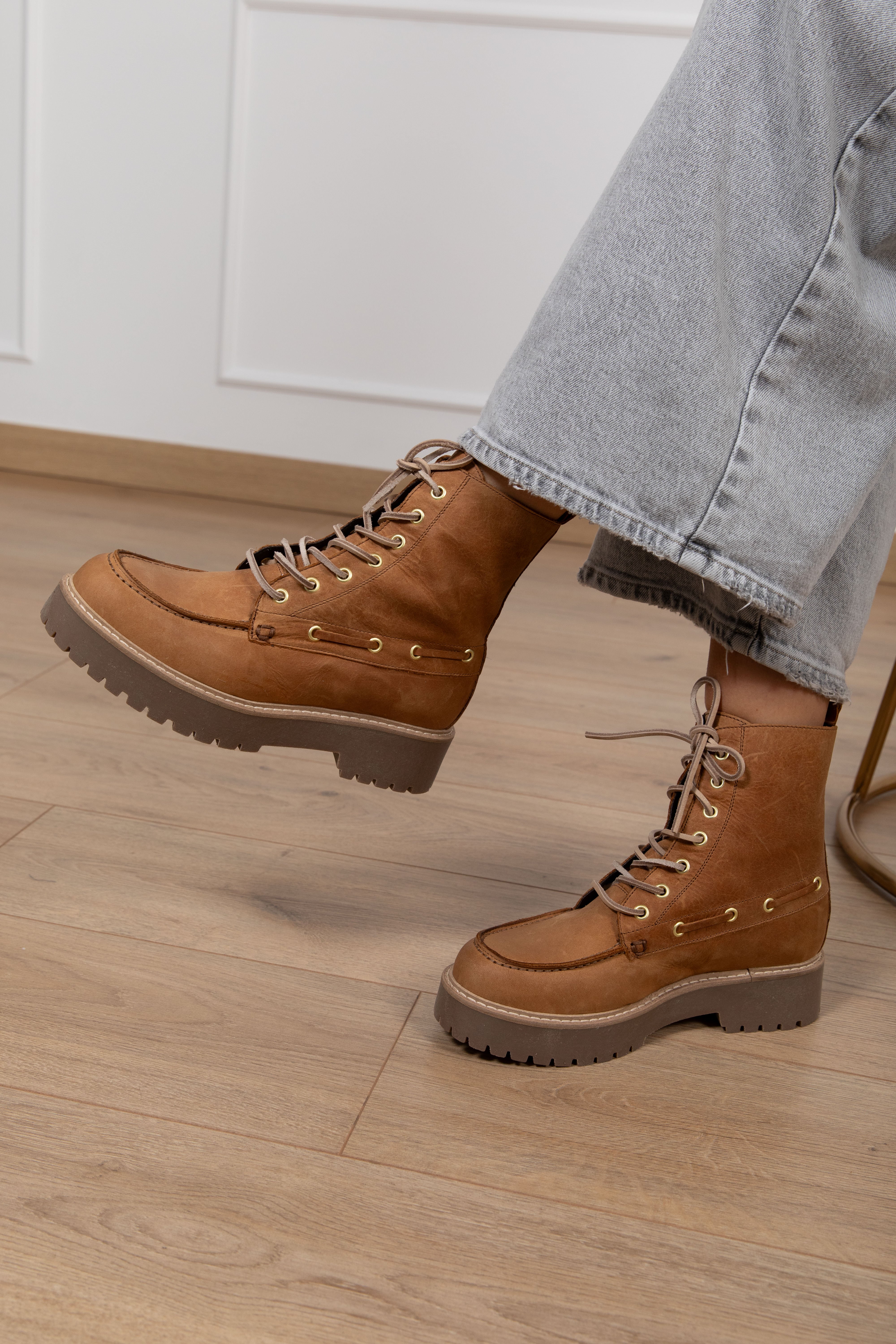 Polacchino in pelle con plateau Ovyé