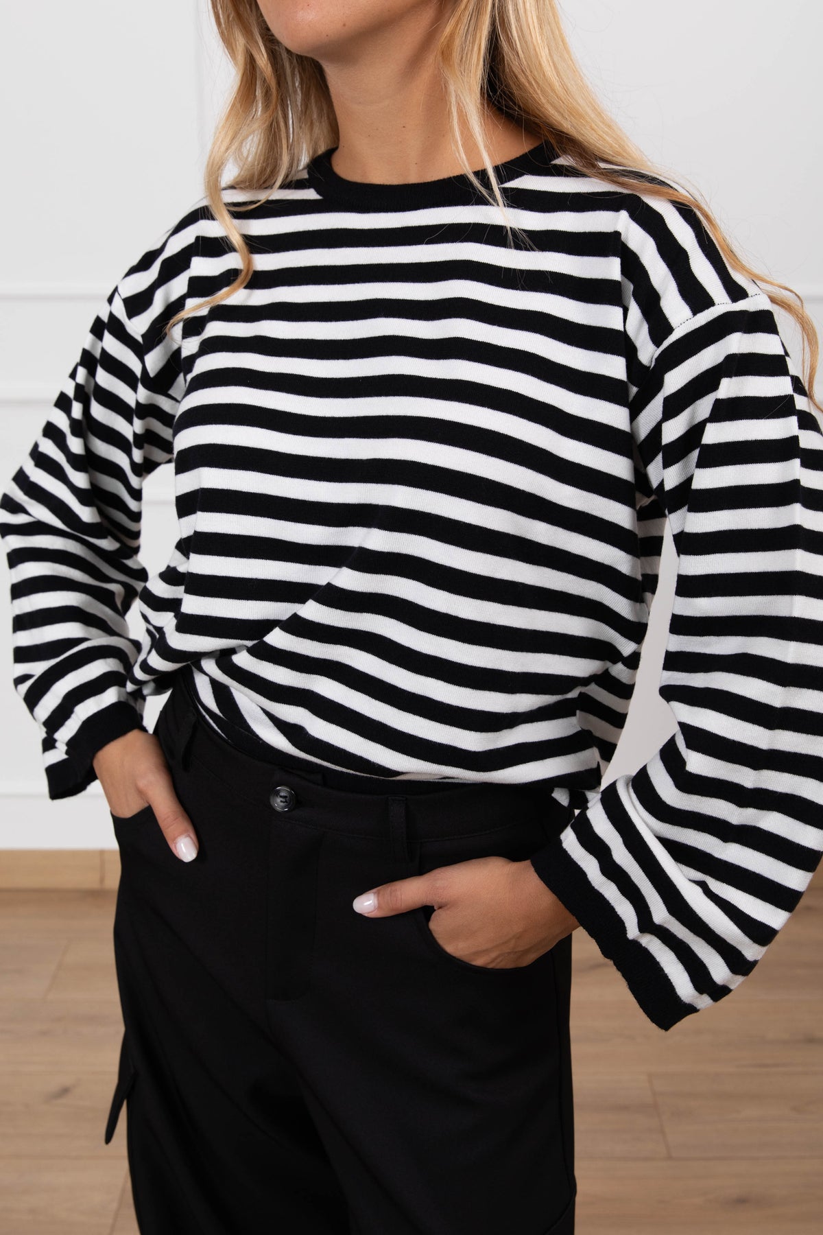 Pull girocollo in viscosa a righe variante nero Tensione IN