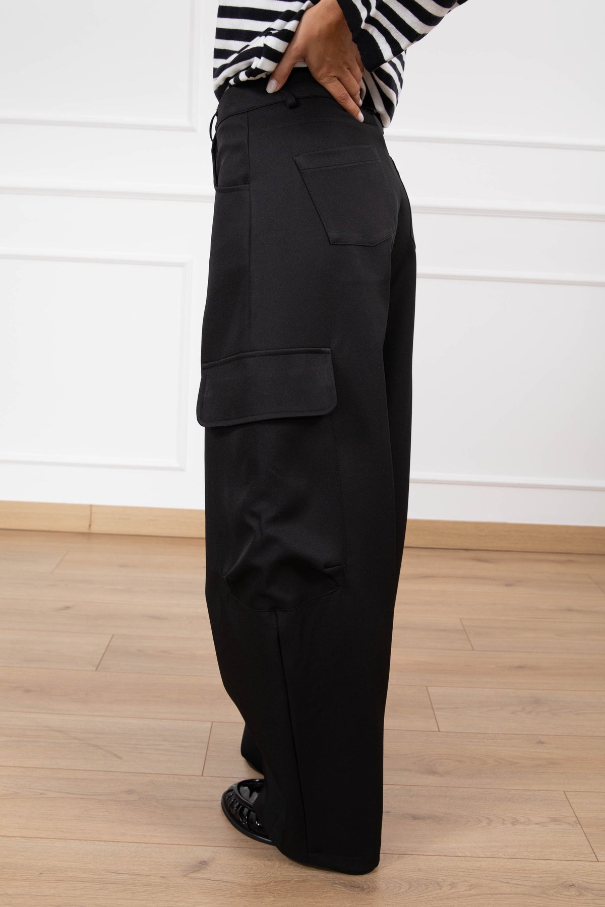 Pantalone barrel-fit cargo variante nero Haveone