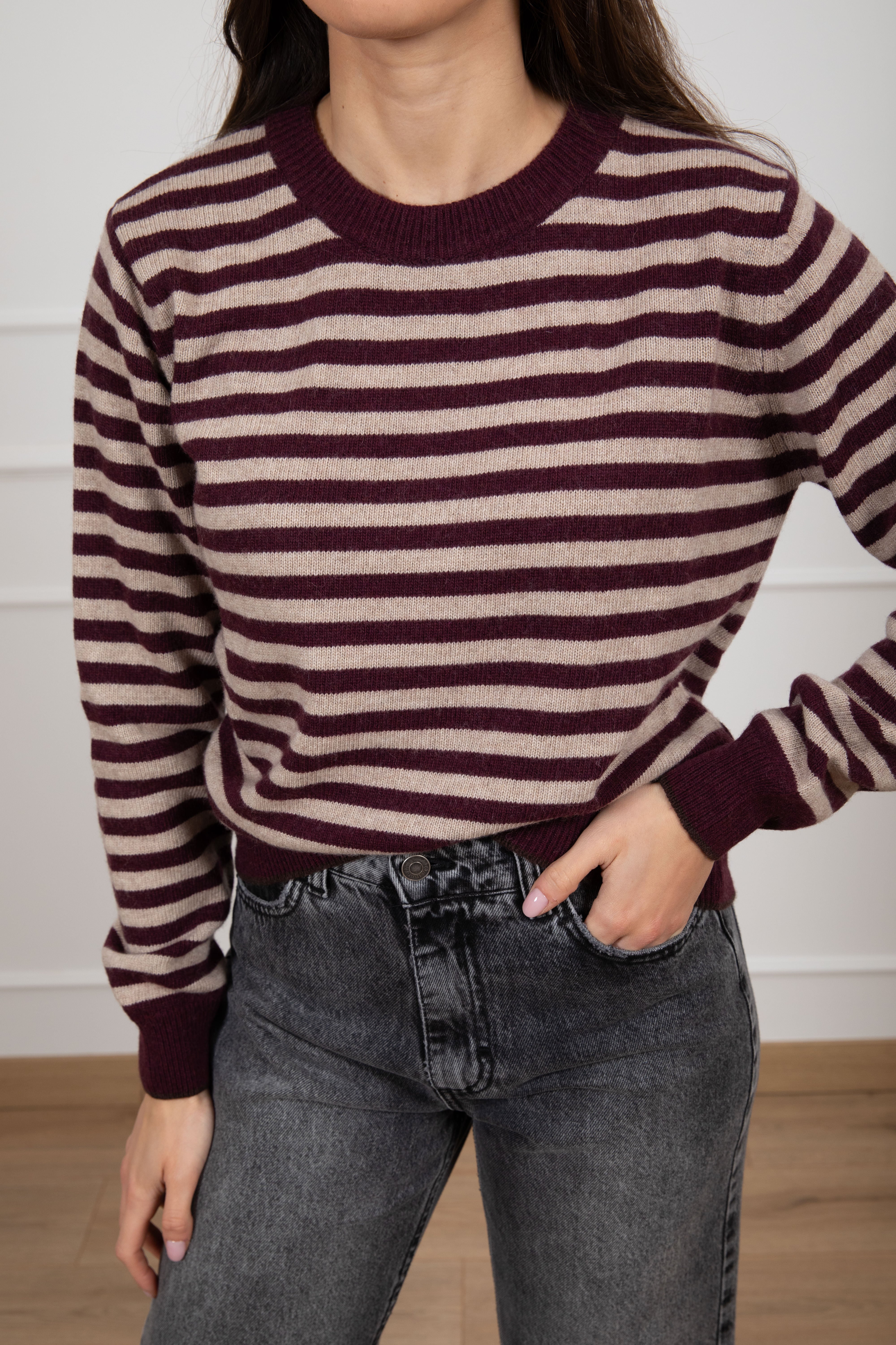 Pull girocollo a righe con fondo sottile a contrasto Tensione IN