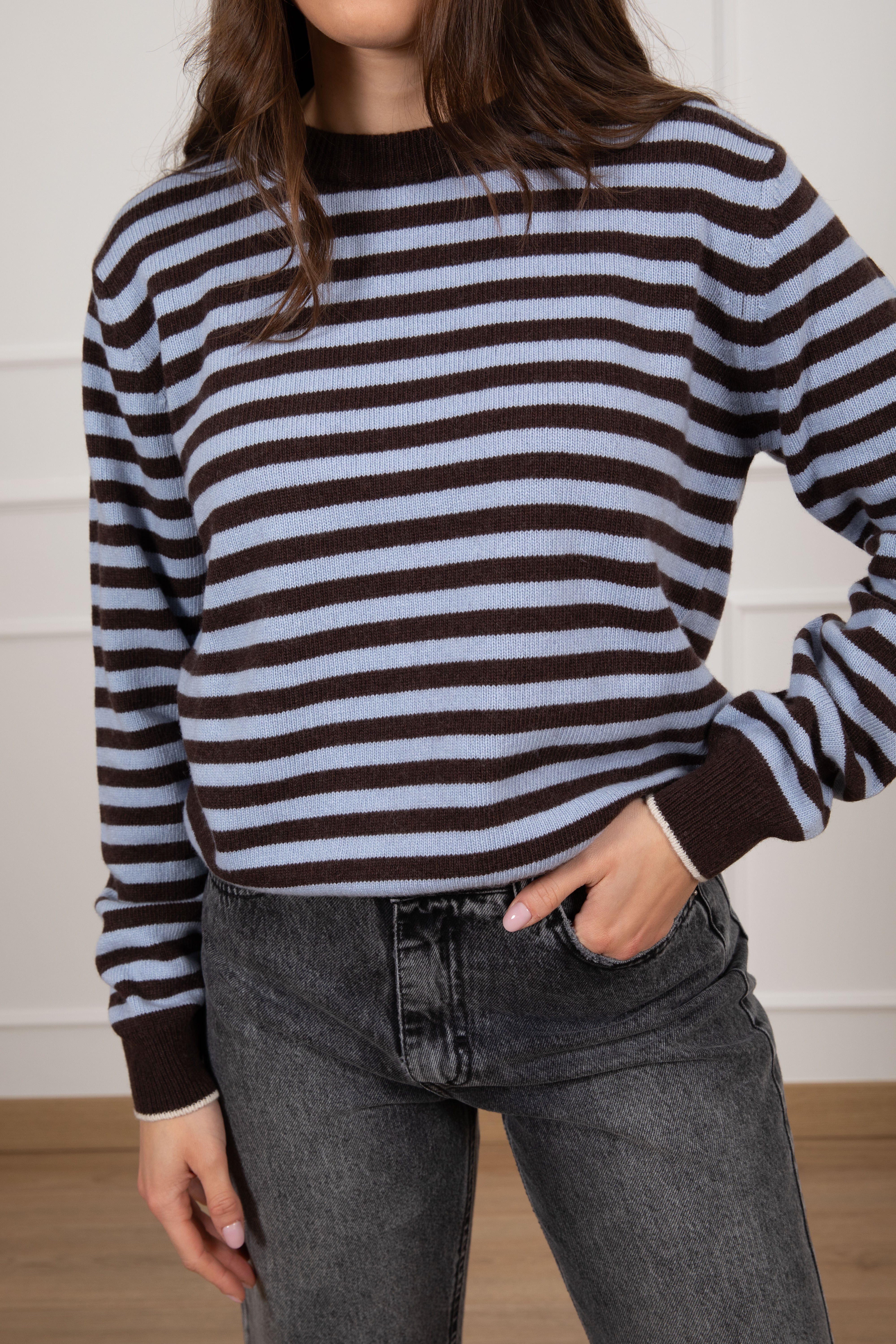 Pull girocollo a righe con fondo sottile a contrasto Tensione IN