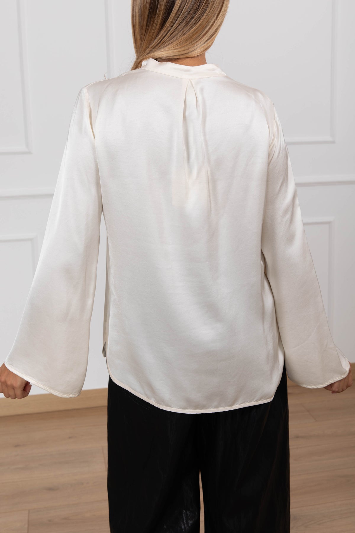 Blusa in raso alla coreana con scollo a "V" variante burro Tensione IN