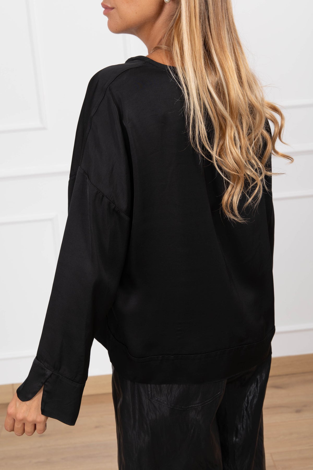 Blusa in raso con scollo a barchetta variante nero Tensione IN