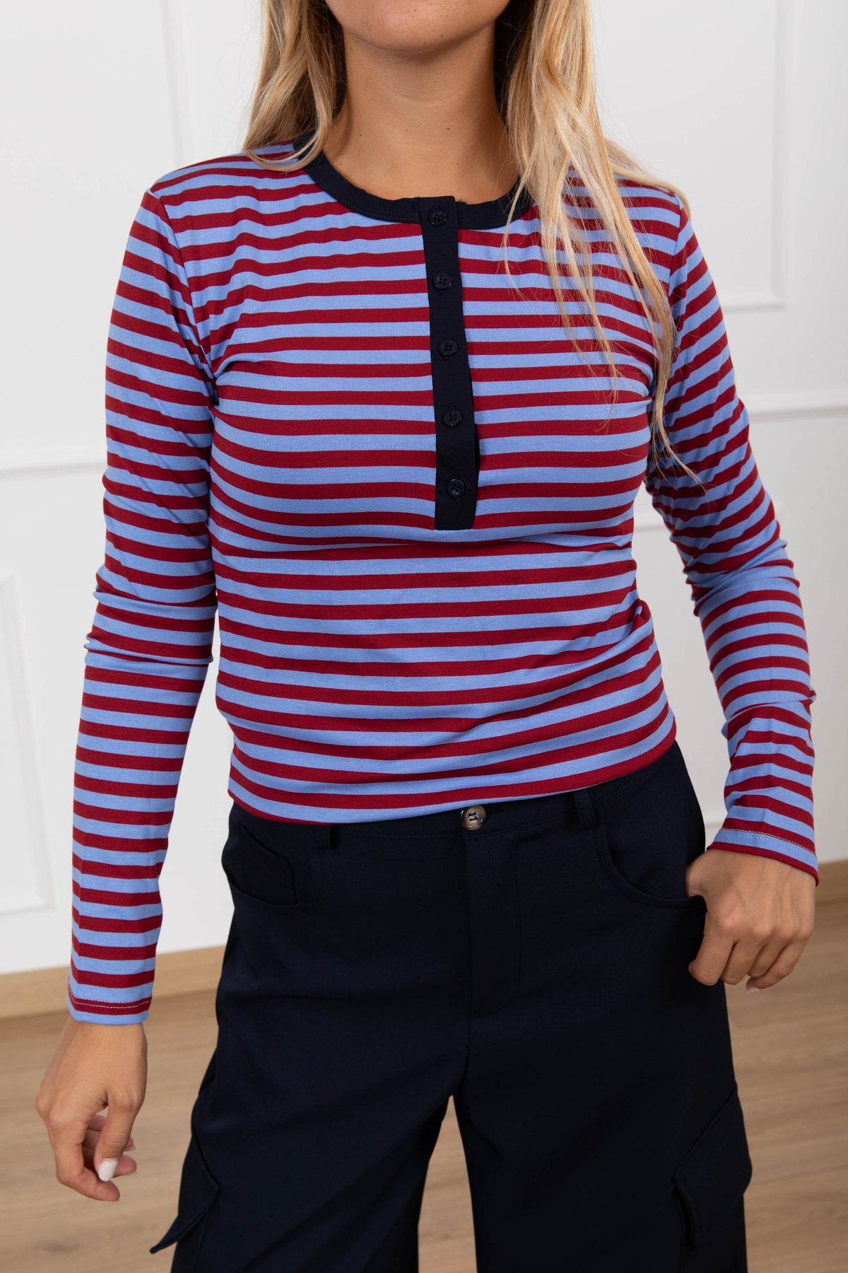 T-shirt serafino a righe con collo a contrasto Haveone