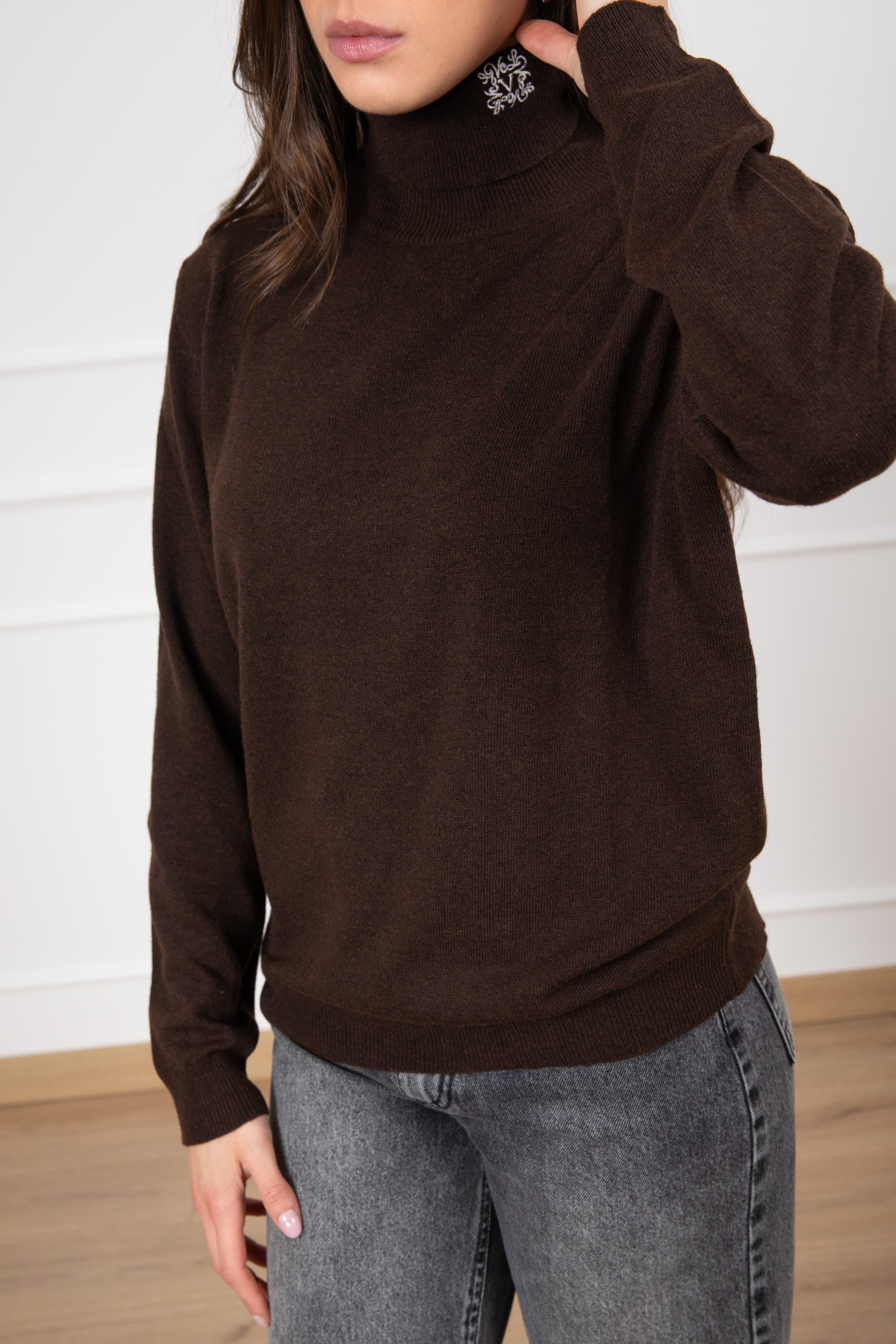 Dolcevita in lana e cashmere con monogram sul collo ViCOLO