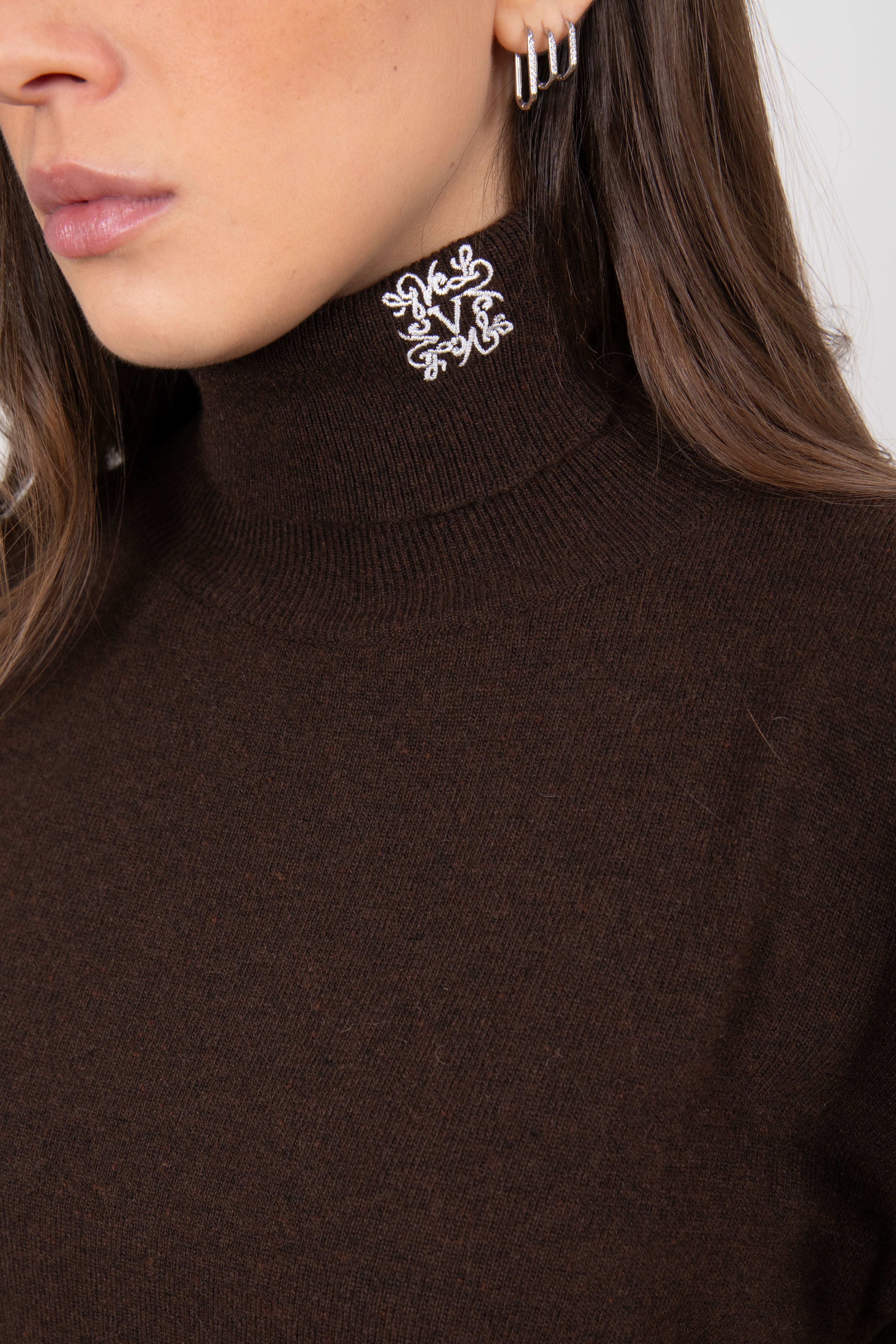 Dolcevita in lana e cashmere con monogram sul collo ViCOLO