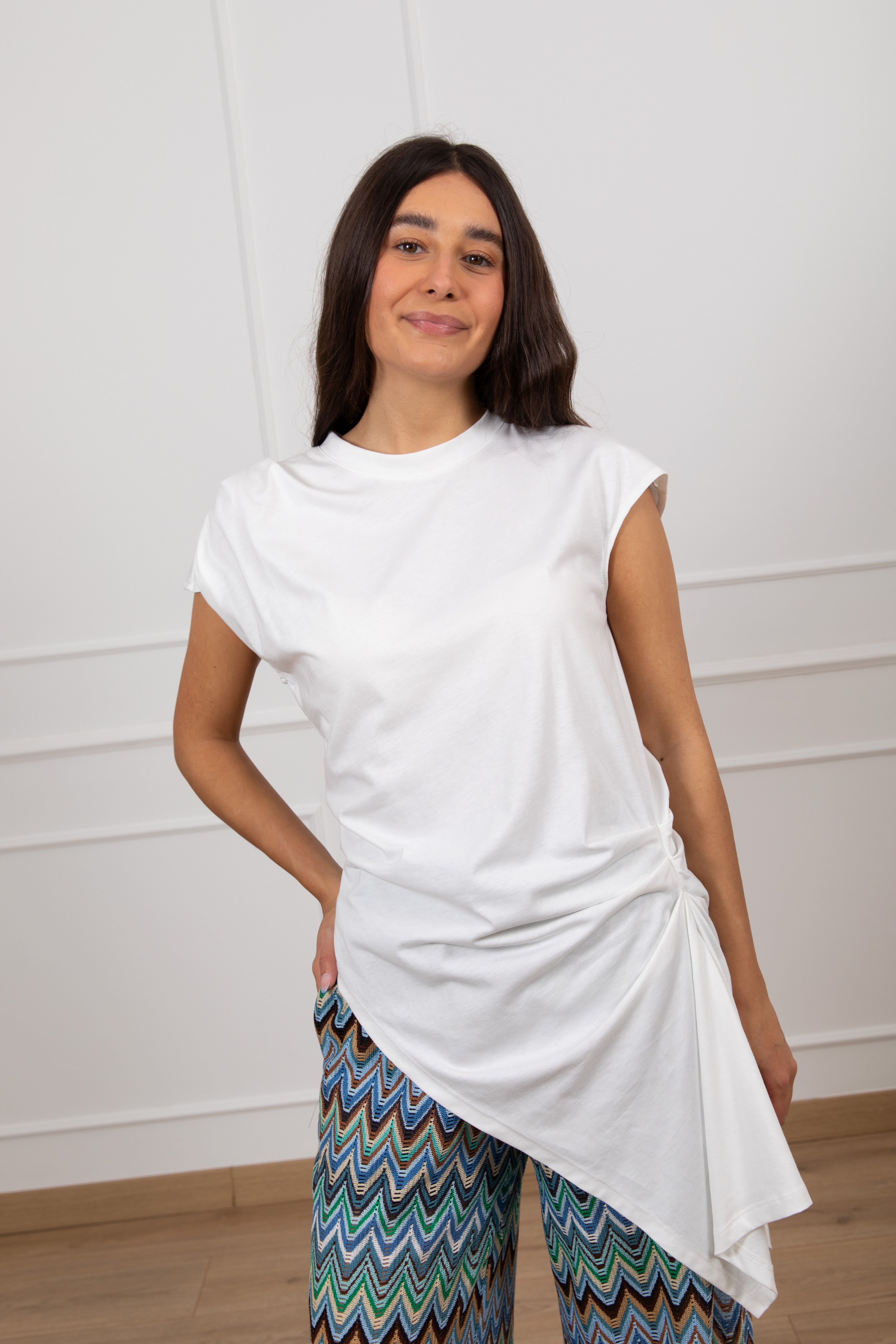 T-shirt smanicata con drappeggio Tensione IN