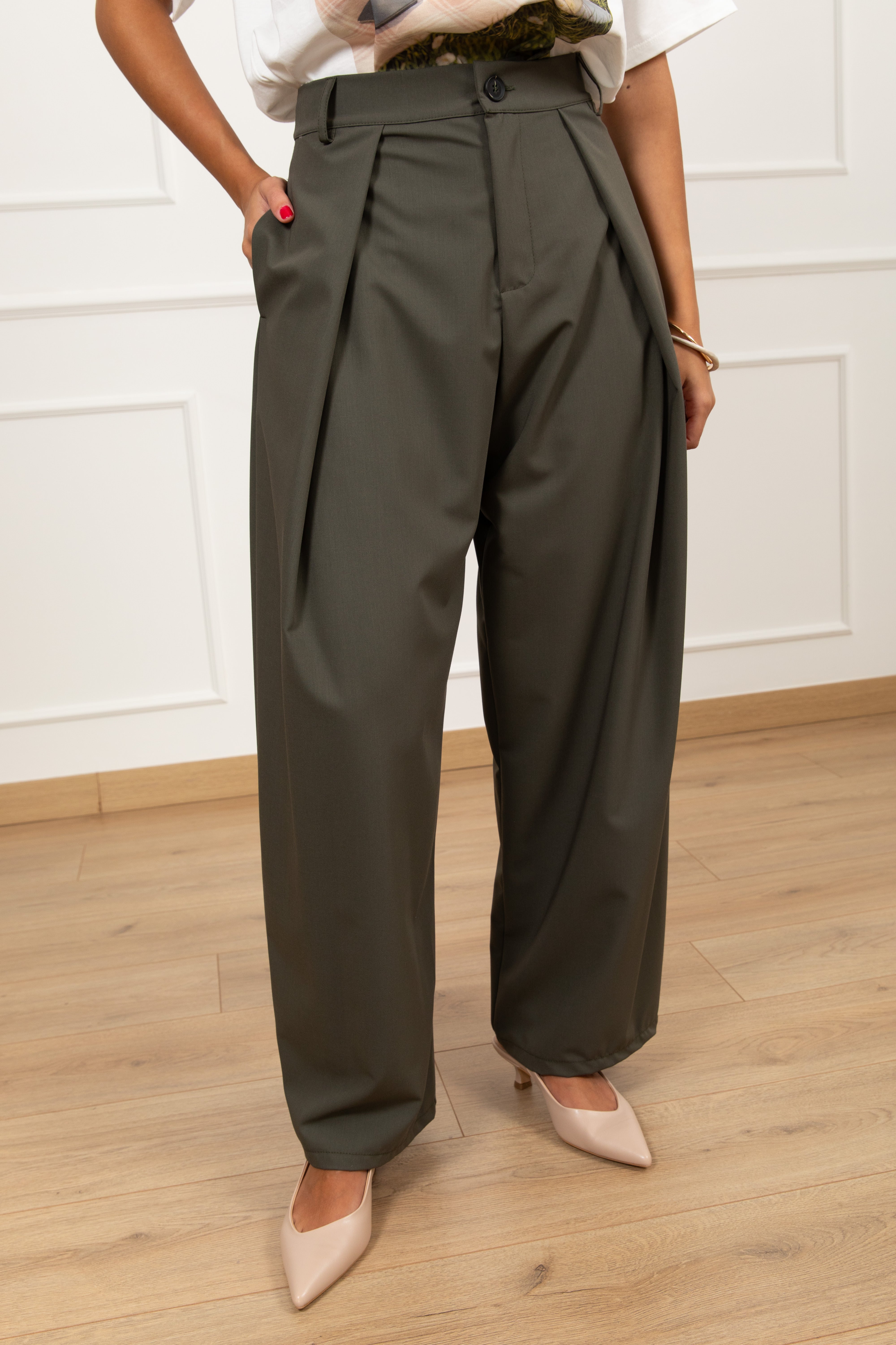 Pantalone egg-fit con pinces Susy Mix