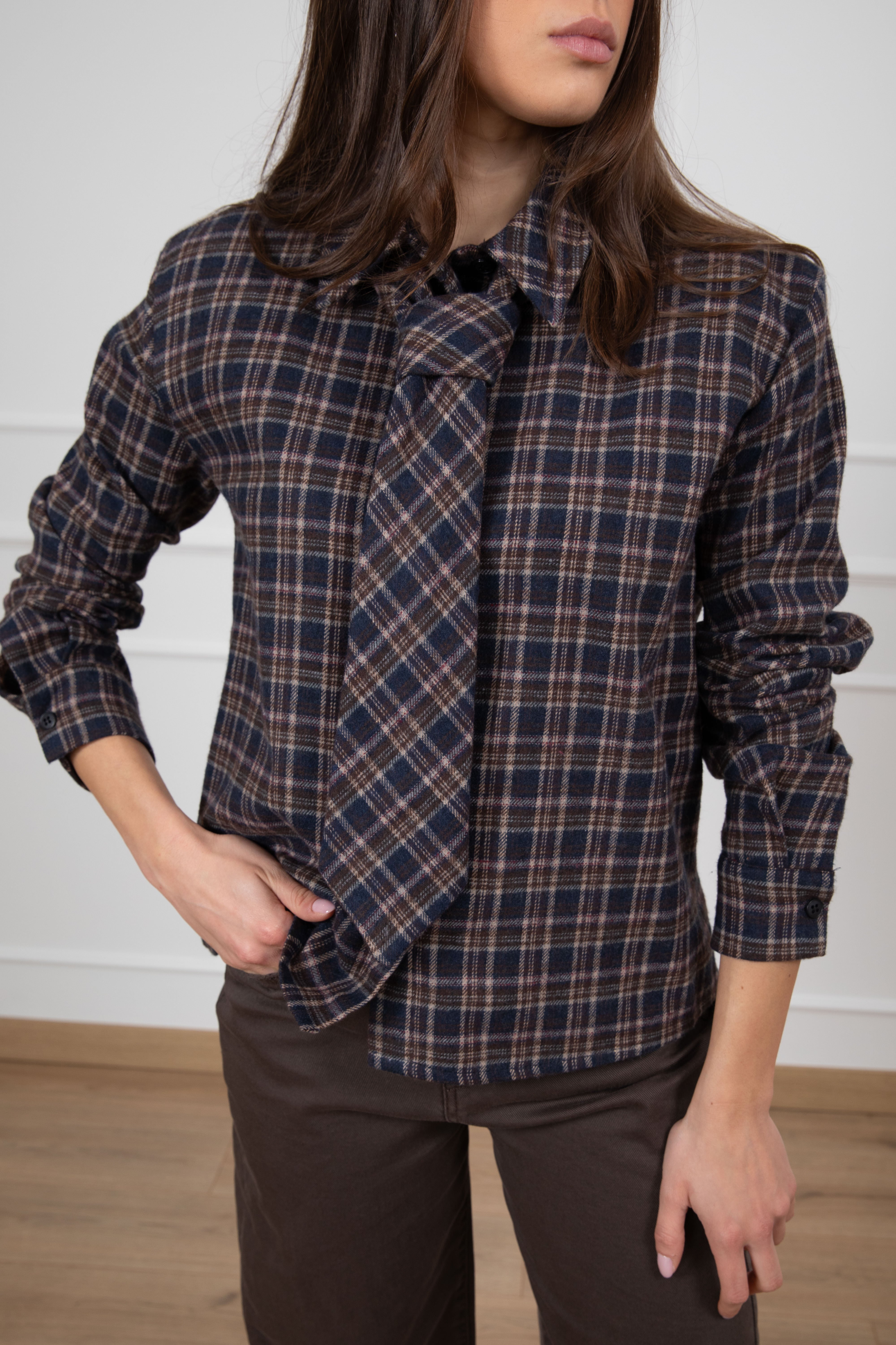 Camicia check in flanella con spallina imbottita e cravatta Tensione IN